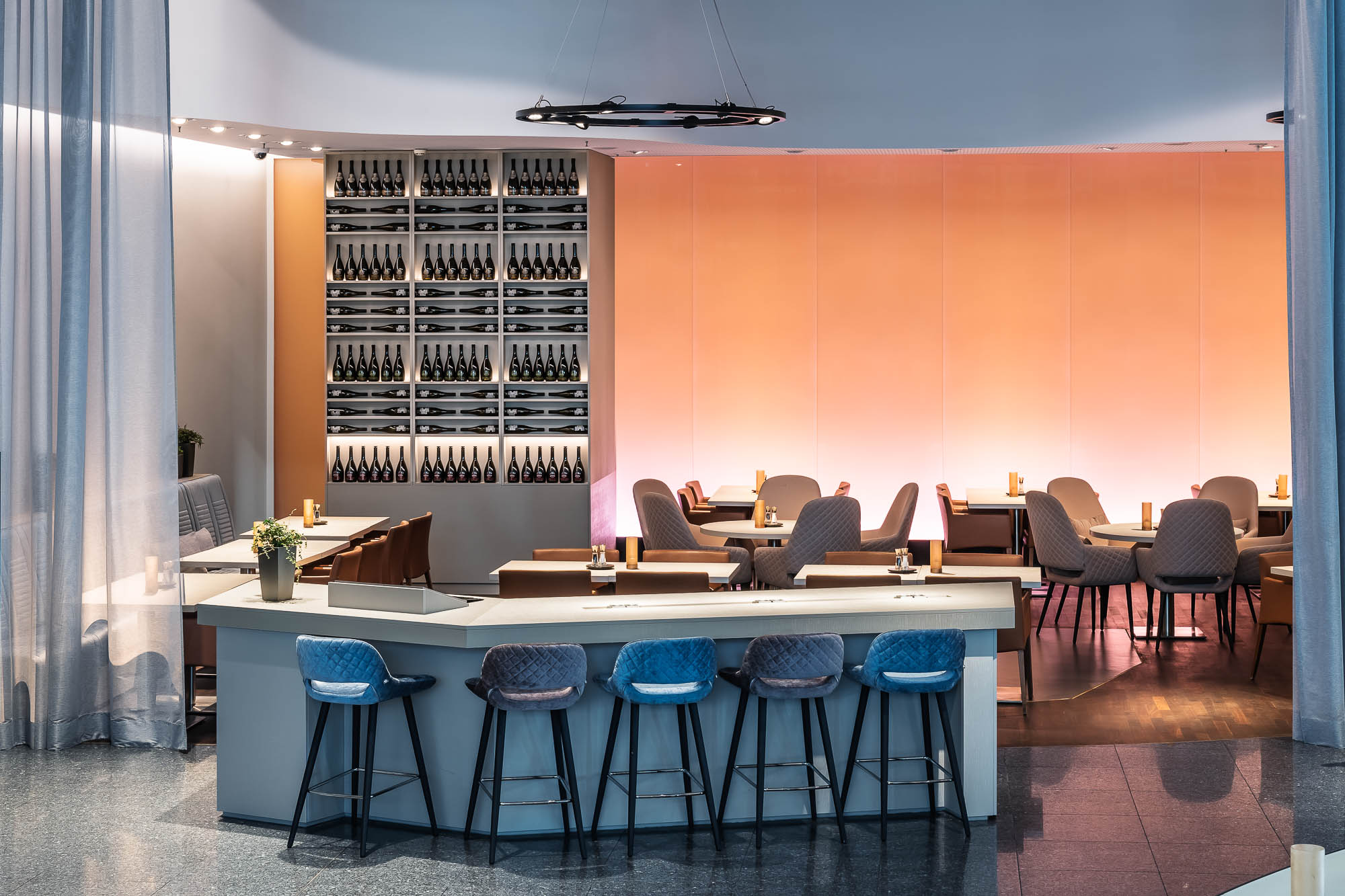 Restaurant KAI 40 mit eleganter Beleuchtung und gedeckten Tischen