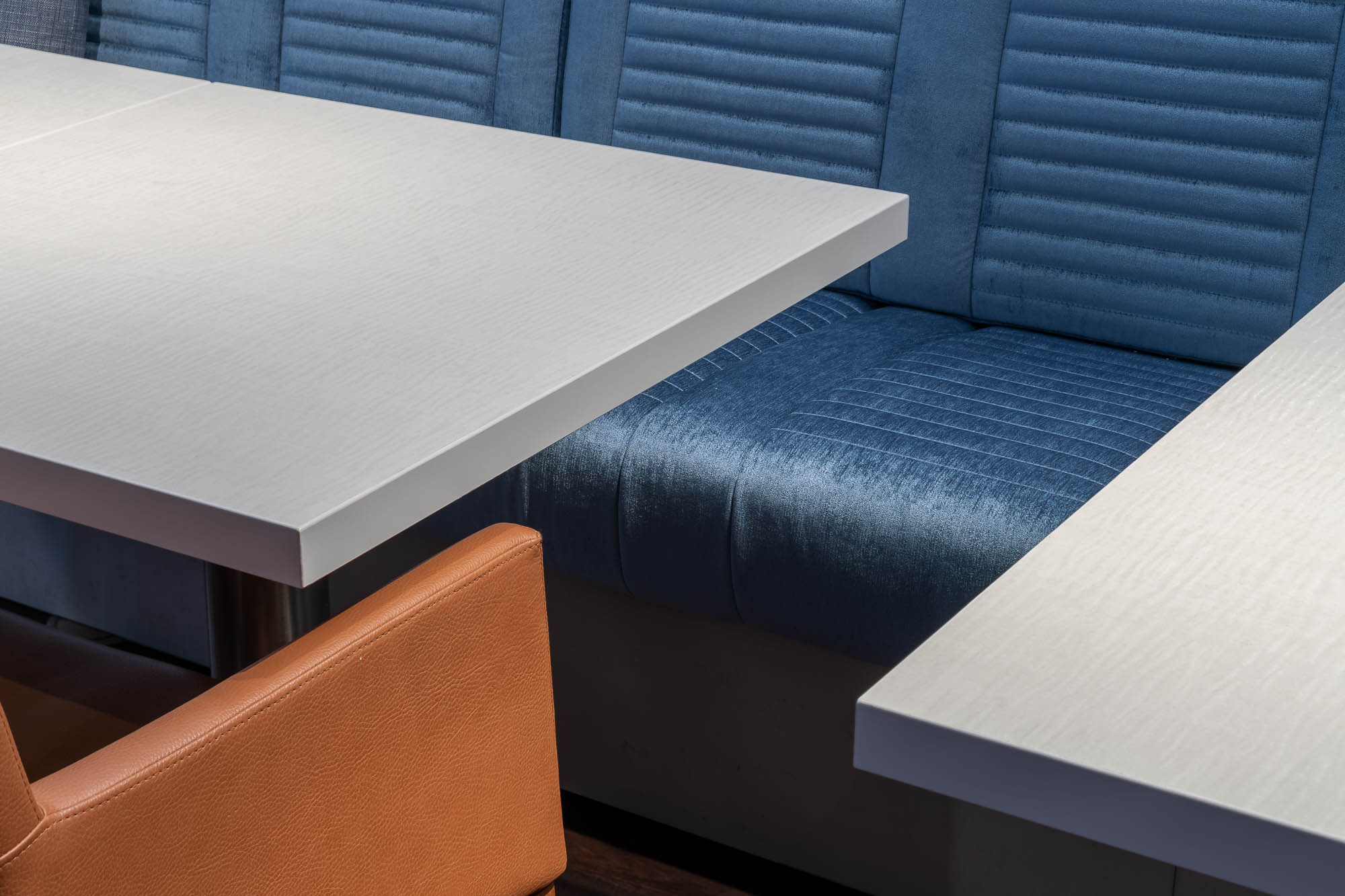 Sitzbank mit Tisch im modernen Restaurant KAI 40