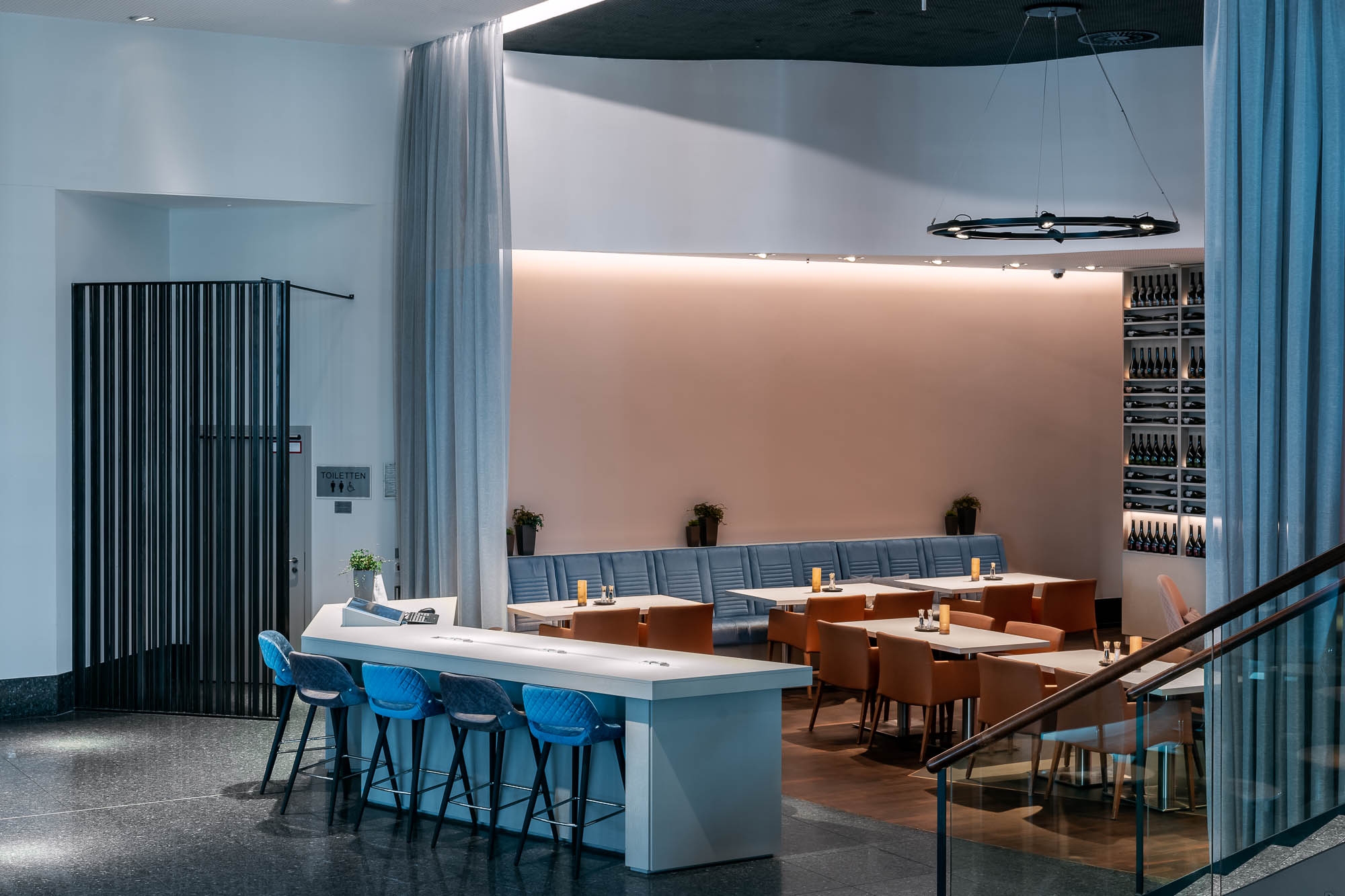 Speisebereich des Restaurants KAI 40 mit modernen Sitzmöbeln