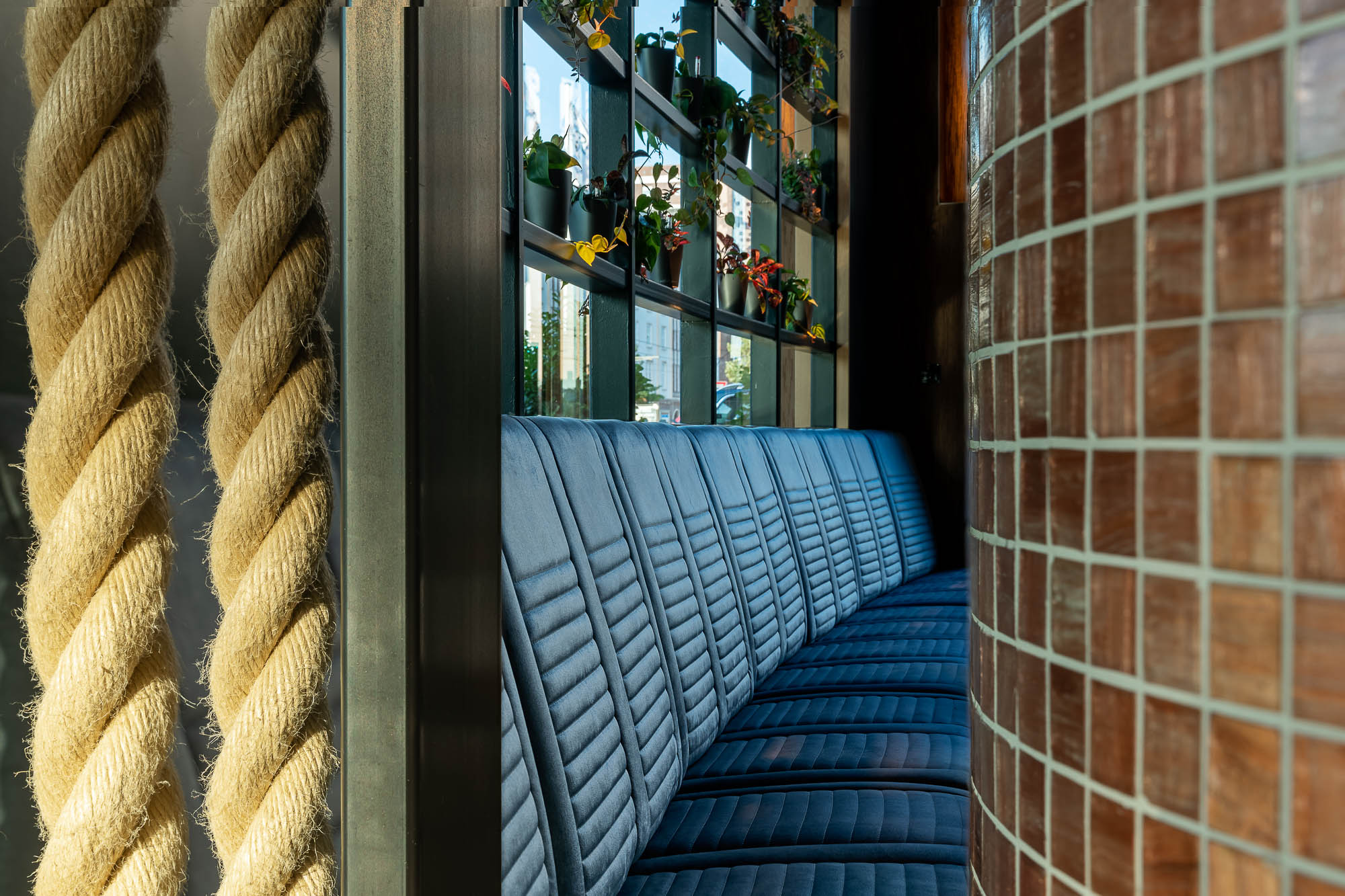 Design-Detail mit Seilstruktur und Rundsäule