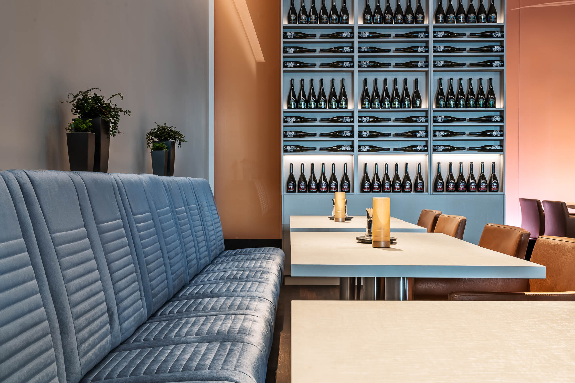 Lounge-Ecke mit Polsterbank und Flaschenwand
