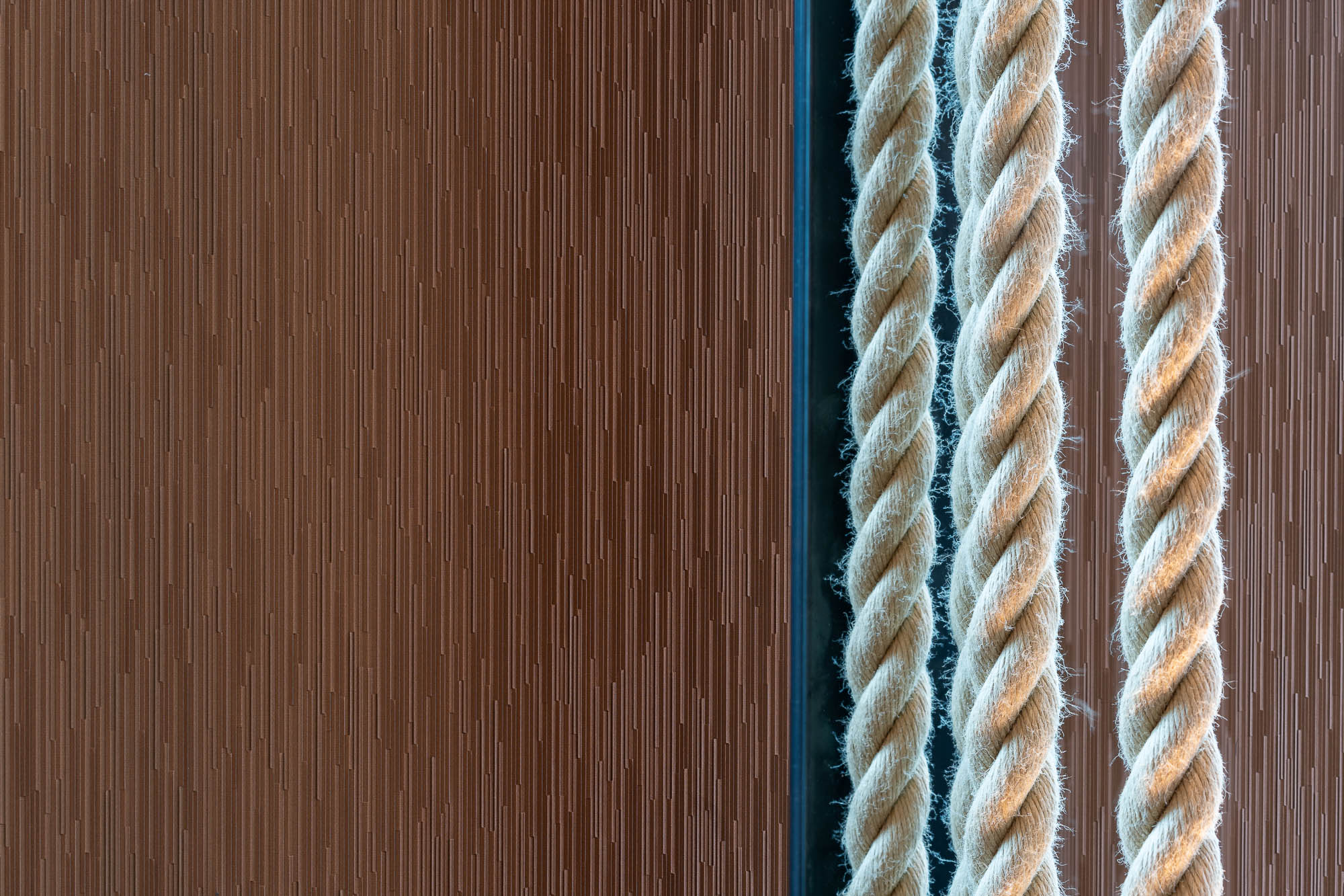 Detail Wandstruktur aus Holz und Seilelementen