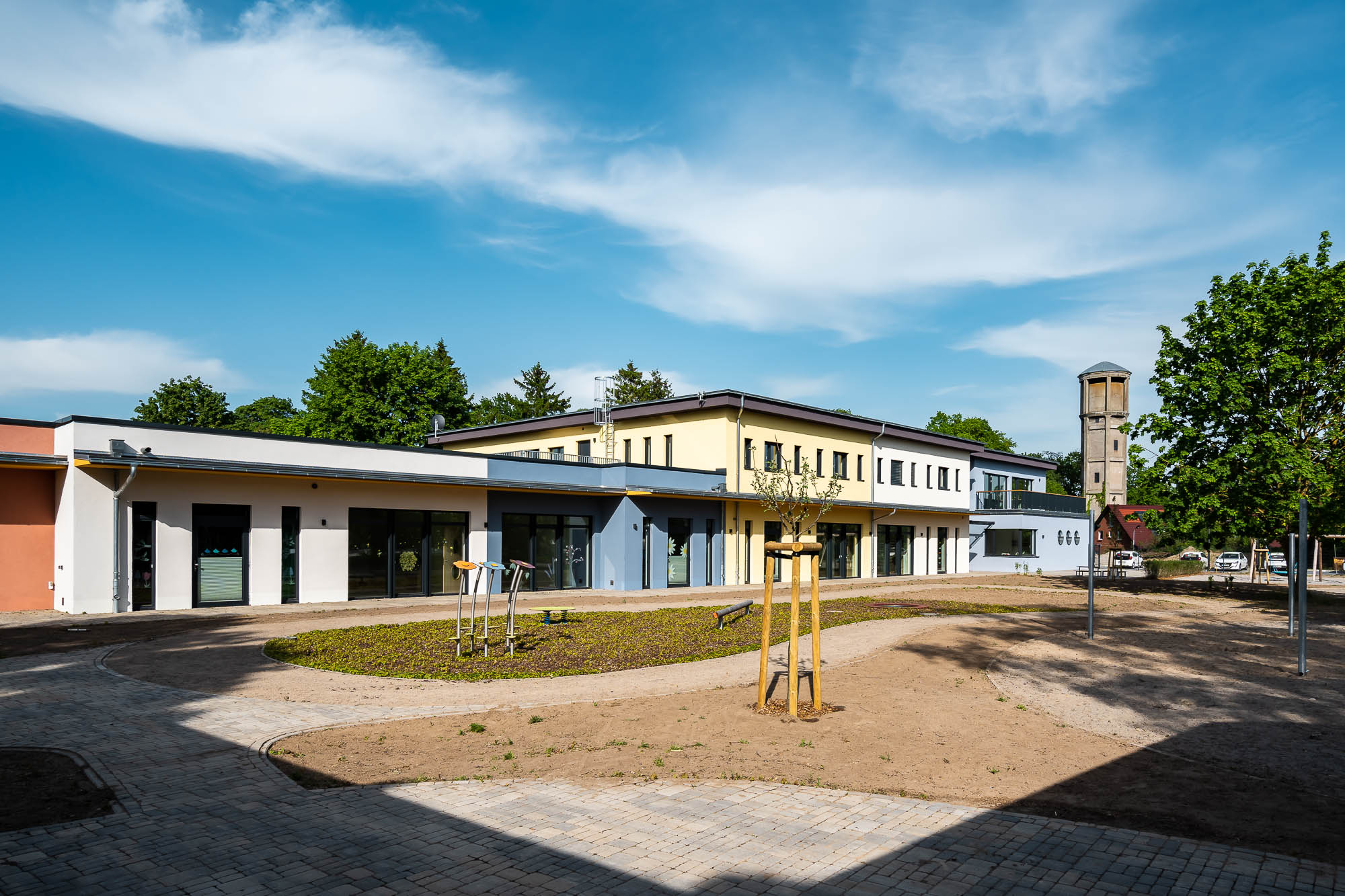 Weitwinkel-Außenansicht der Kindertagesstätte