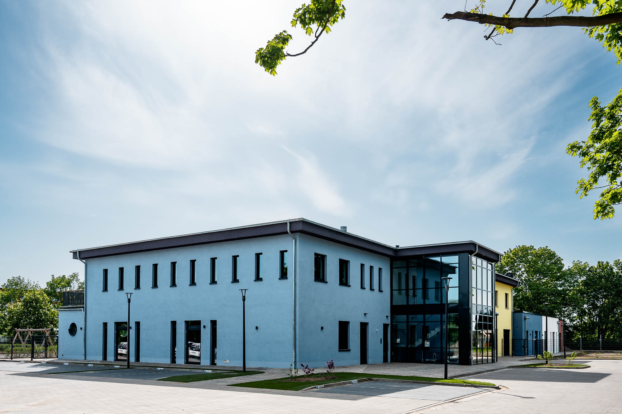 Gebäudeansicht der Kita mit weißer Fassade