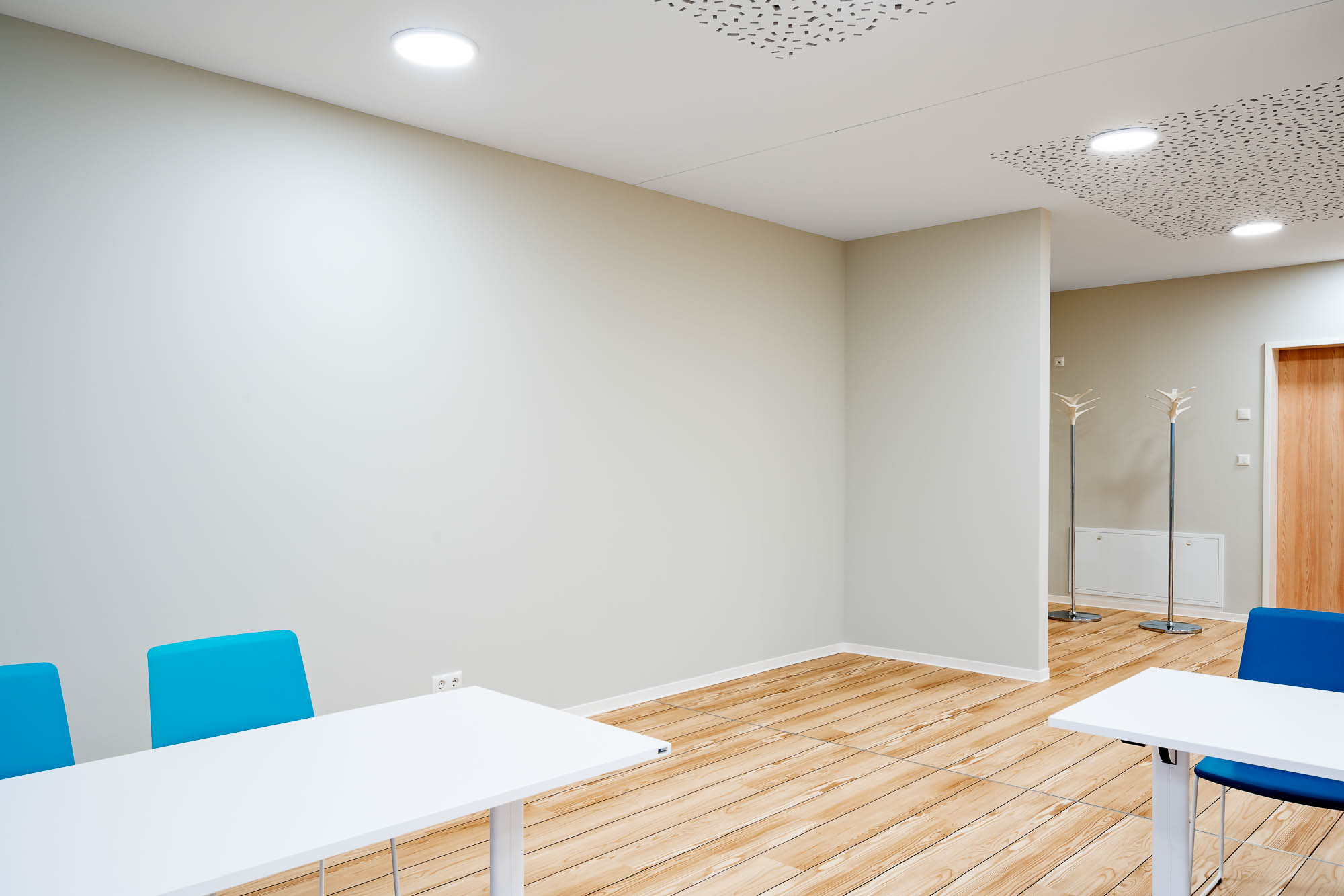 Besprechungsraum in der Kita mit Holzboden
