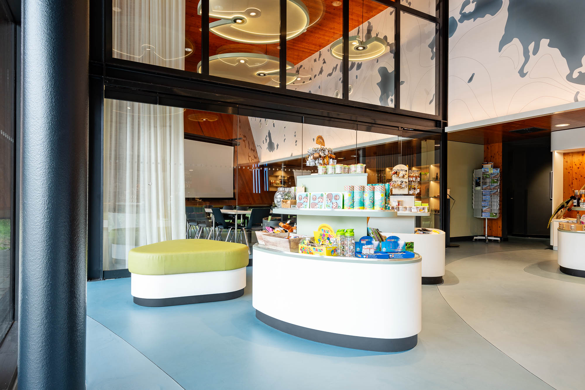 Lobby mit Empfangstheke und Sitzbereich