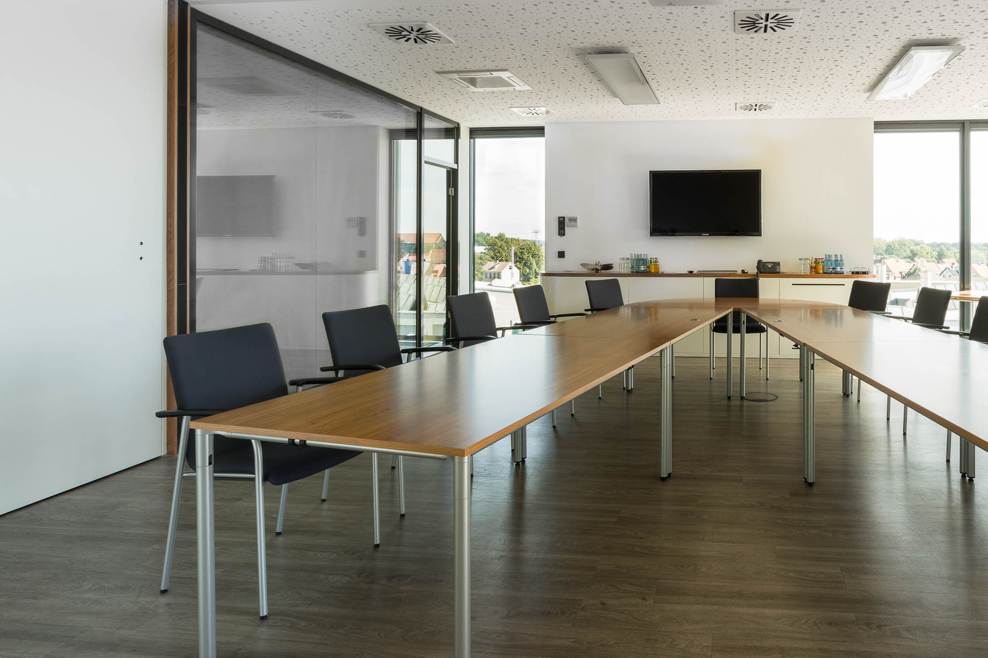 Konferenzraum mit großem Tisch und Fensterfront