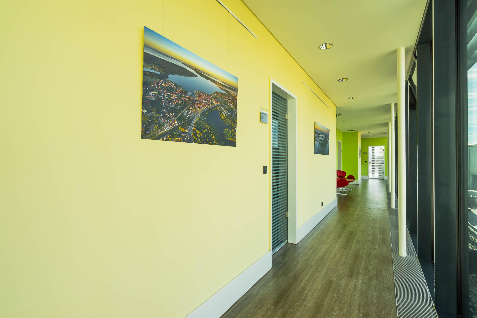 Büroflur mit gelber Wand und Türen