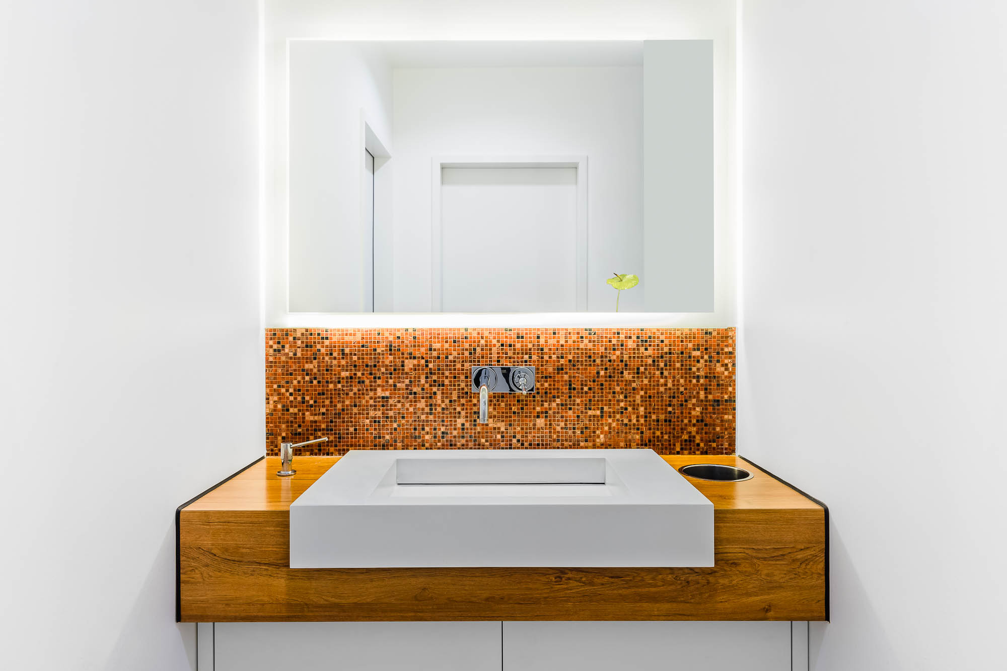 Modernes Badezimmer mit Spiegel und Waschtisch