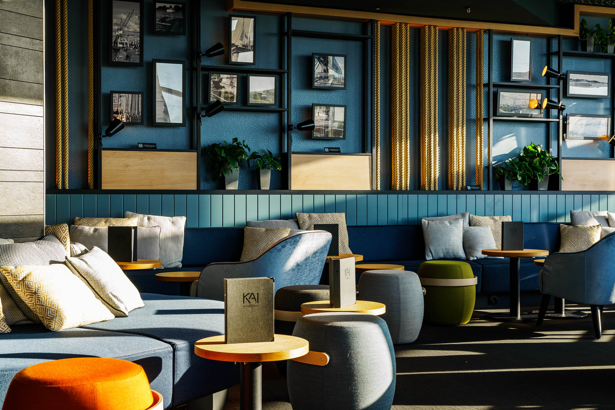 Lounge der Rooftop Bar KAI 40 mit blauen Sofas