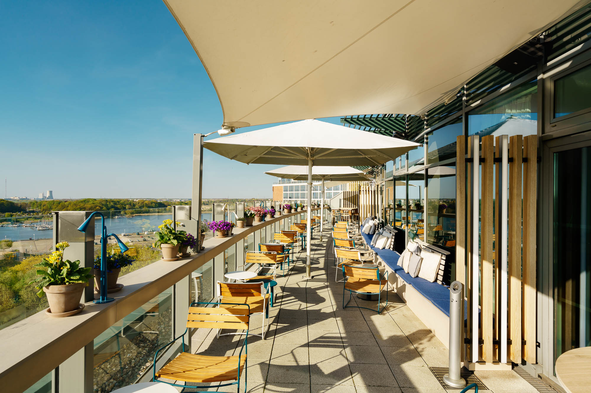 Terrasse der Rooftop Bar KAI 40 mit Meerblick