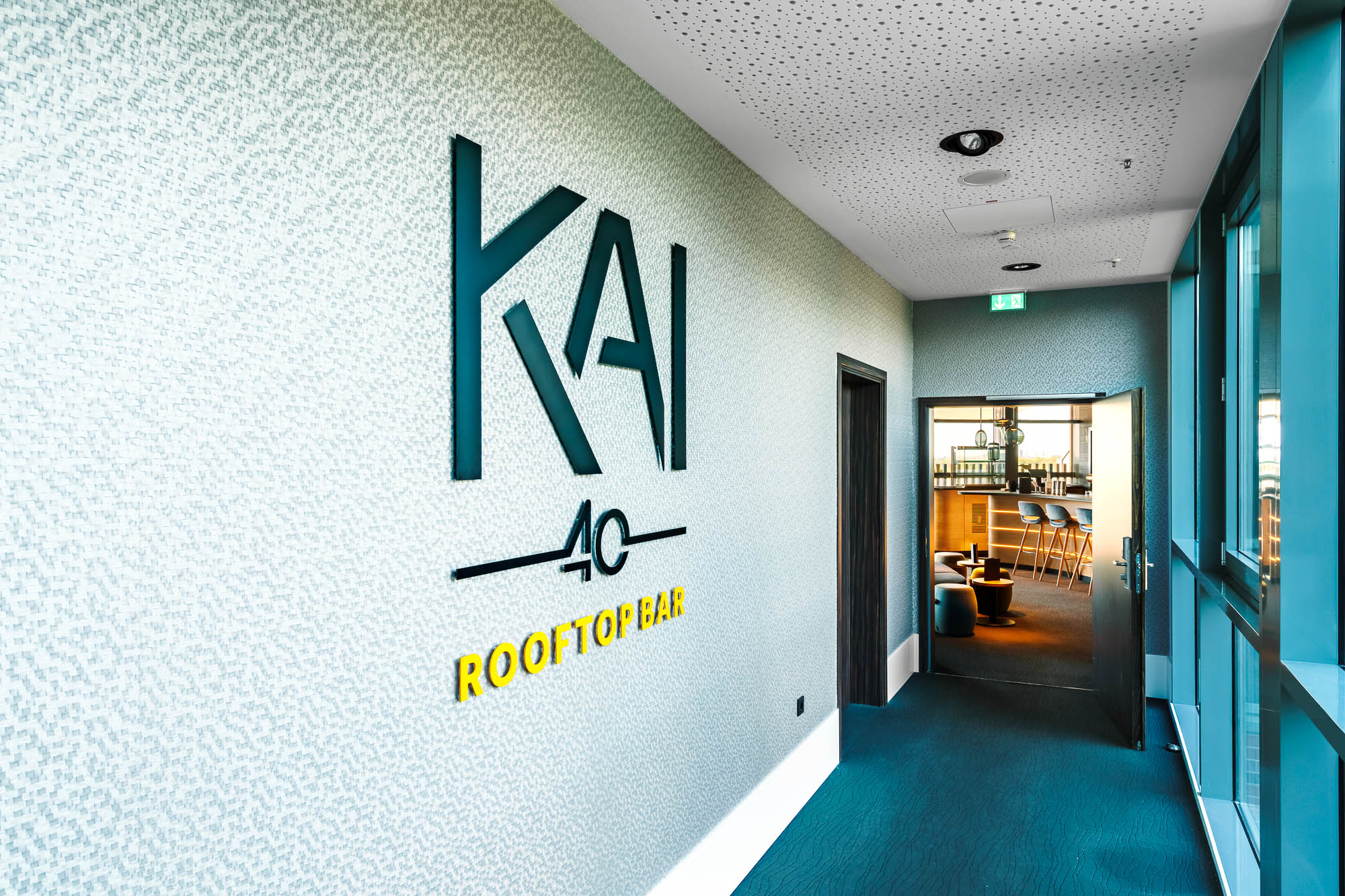 Eingang zur Rooftop Bar KAI 40 mit Glasfront