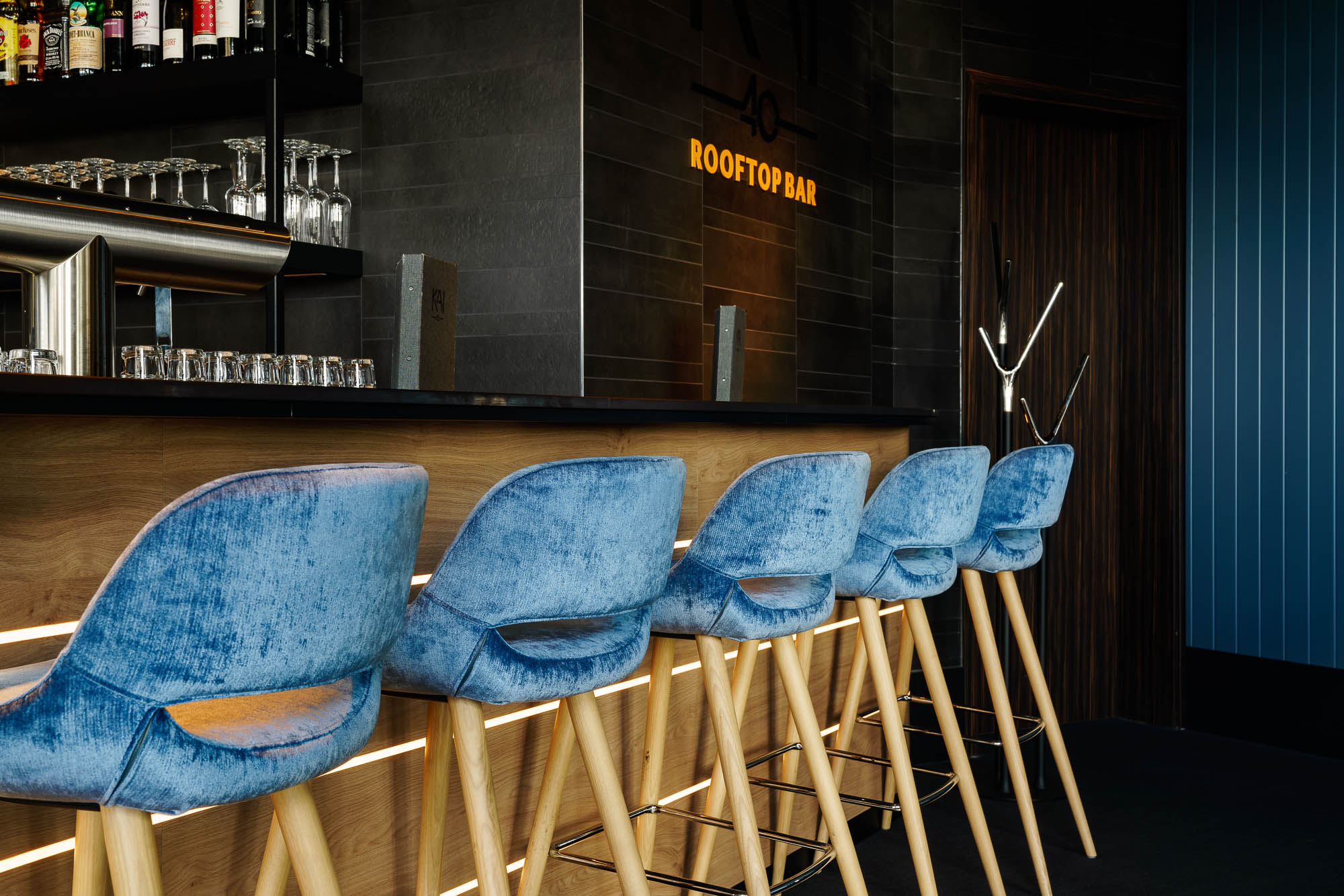 Thekenbereich der Rooftop Bar KAI 40 mit blauen Hockern