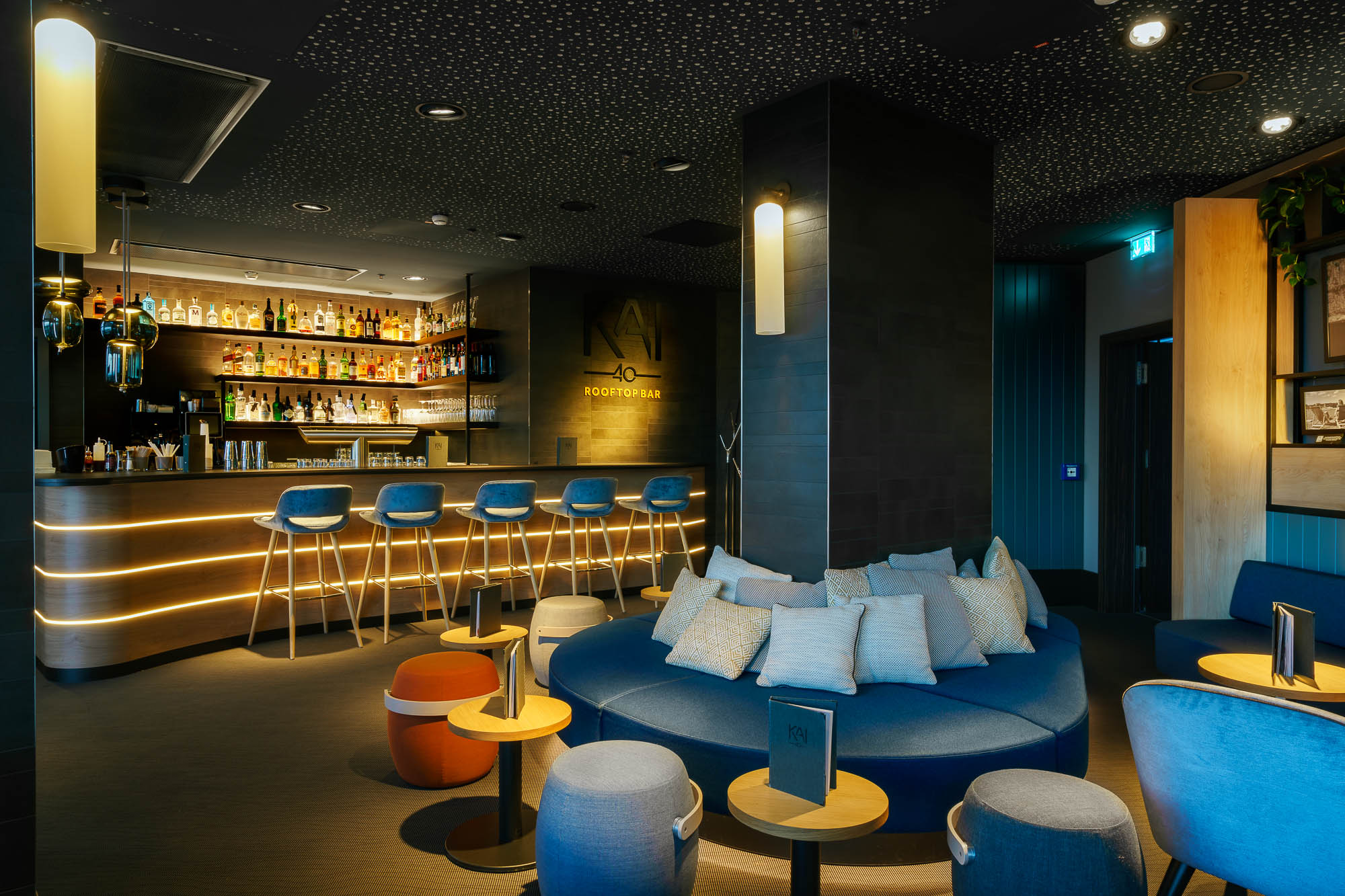 Rooftop Bar KAI 40 mit modernen Sitzbereichen