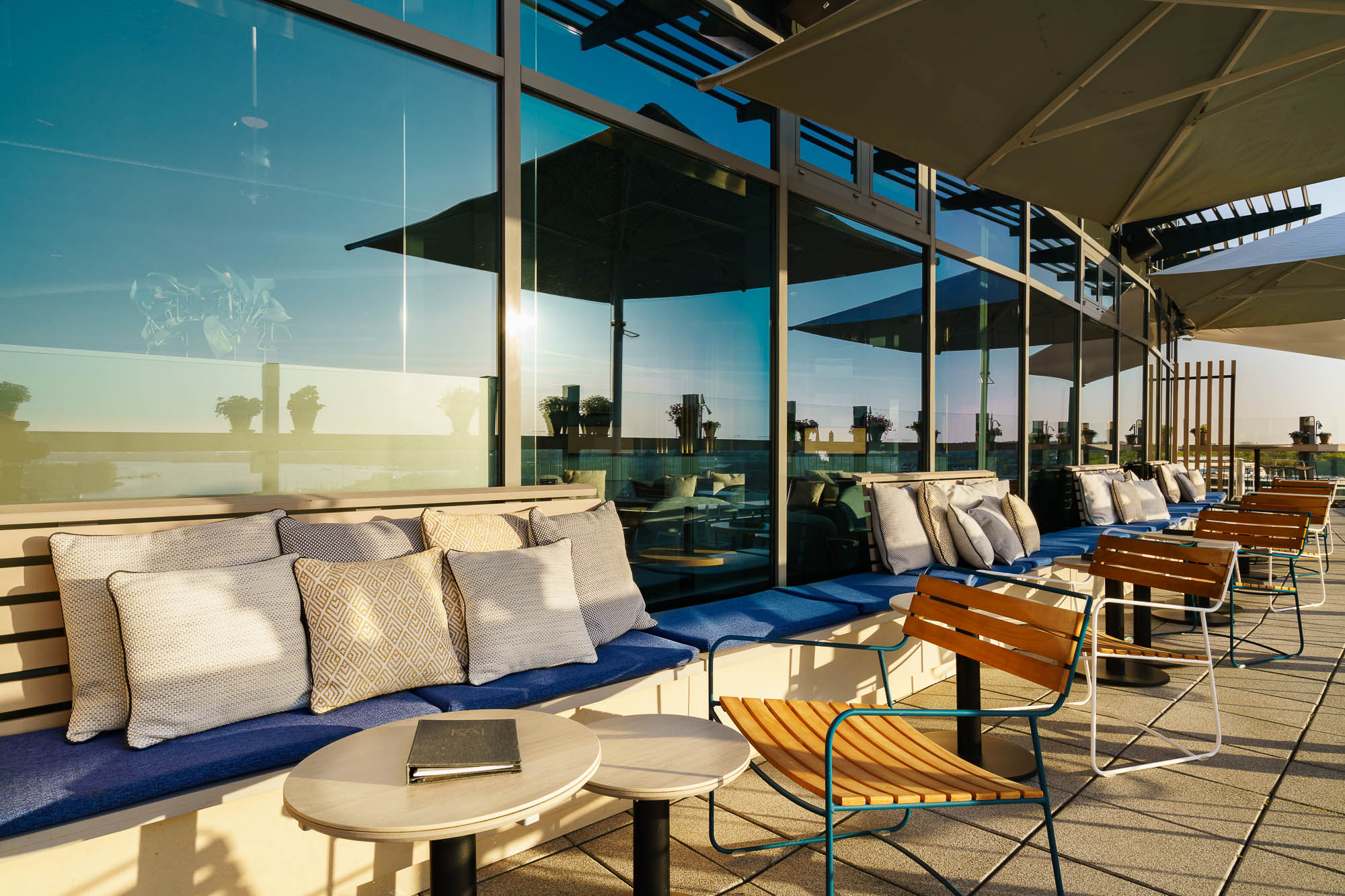Lounge auf der Dachterrasse der KAI 40 bei Sonnenuntergang