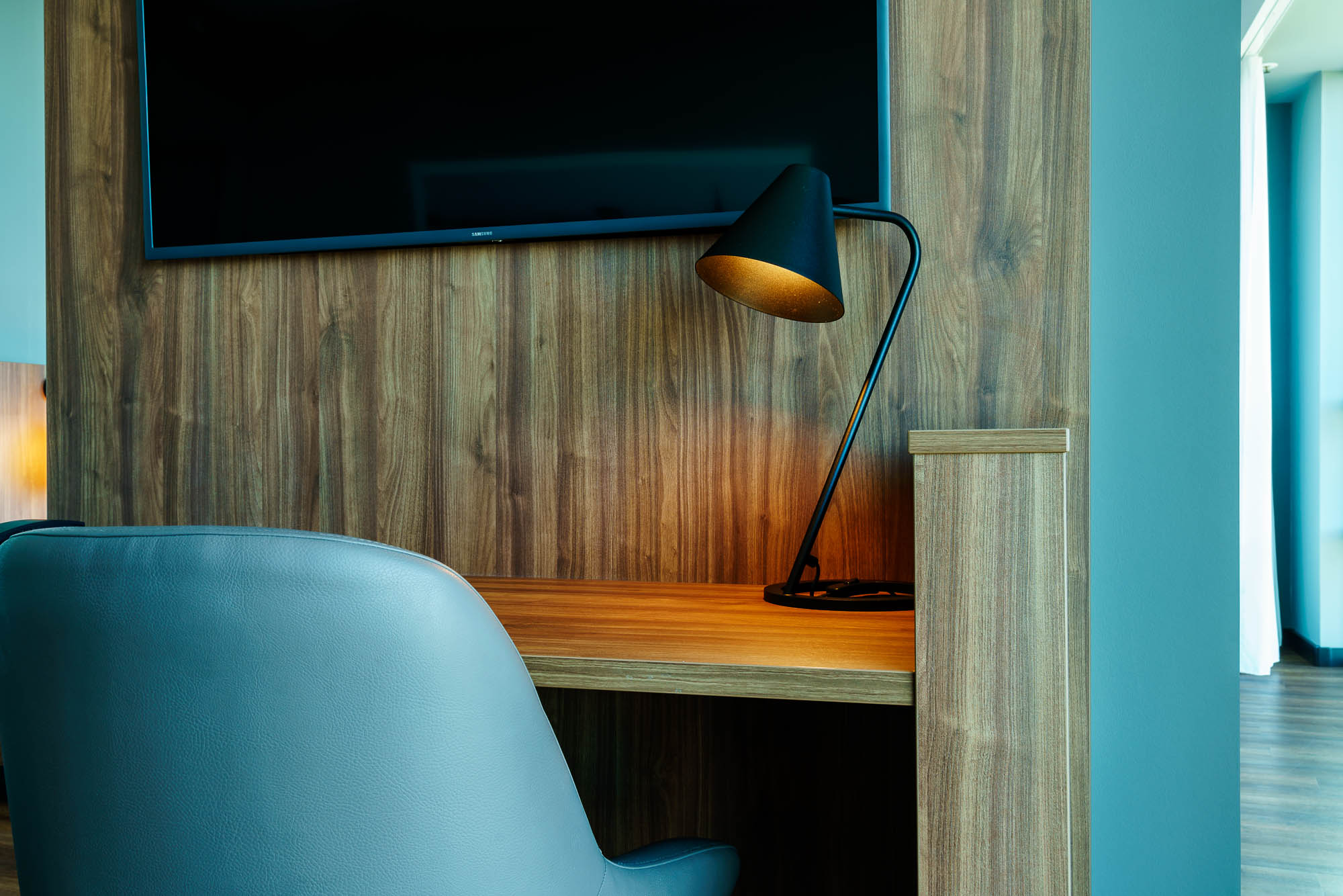 Schreibtisch mit Holzrückwand und Beleuchtung