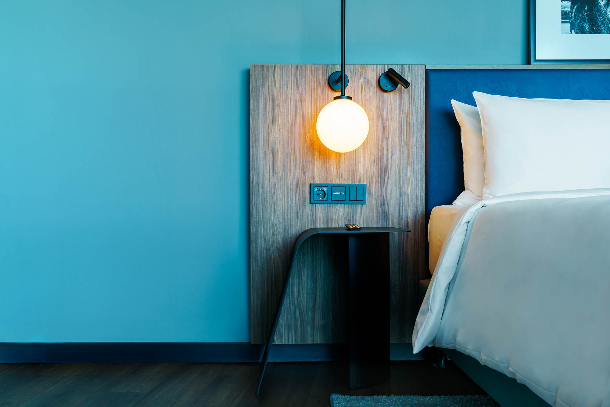 Nachttisch mit Lampe im Hotelzimmer