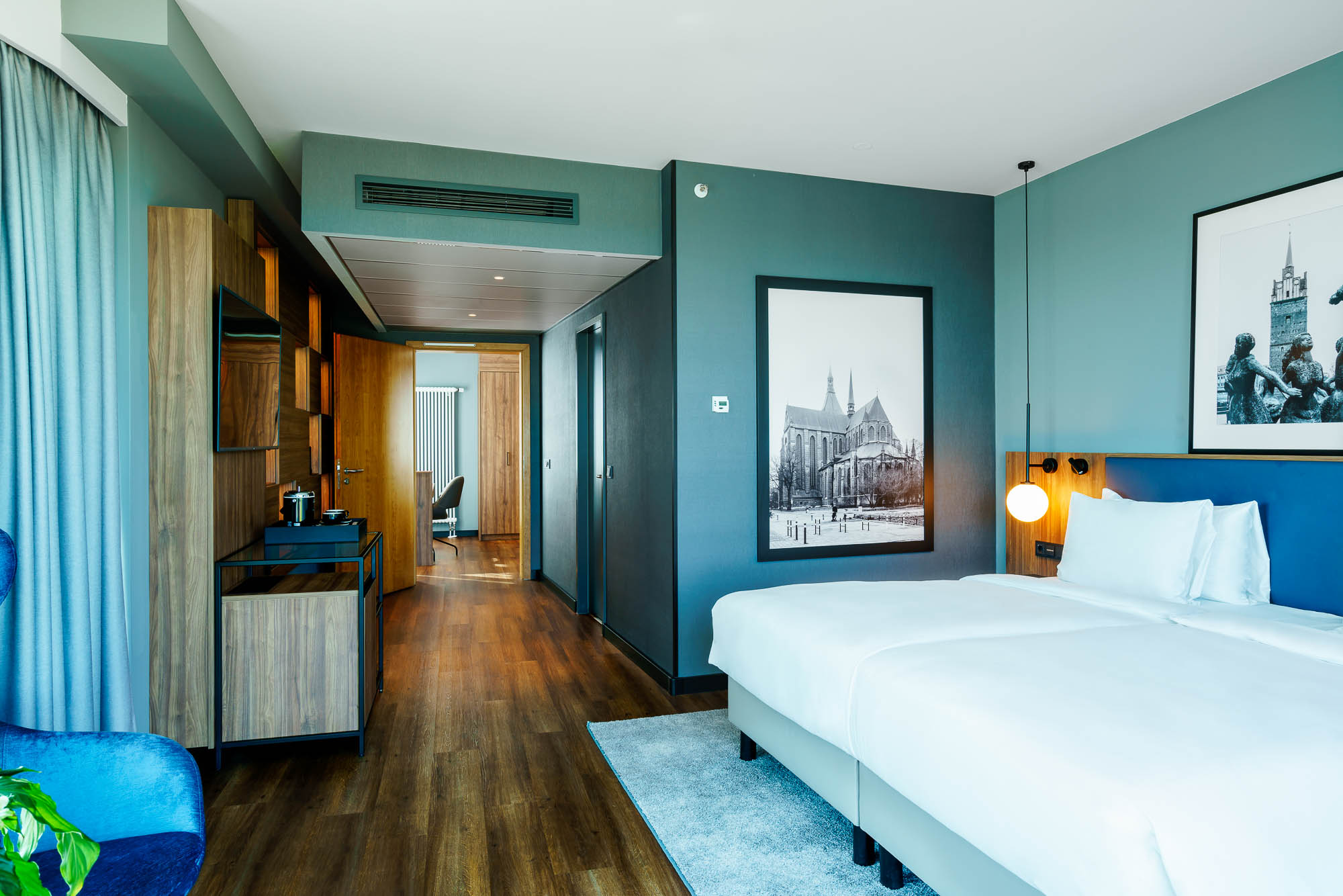 Modernes Doppelzimmer mit großem Wandbild
