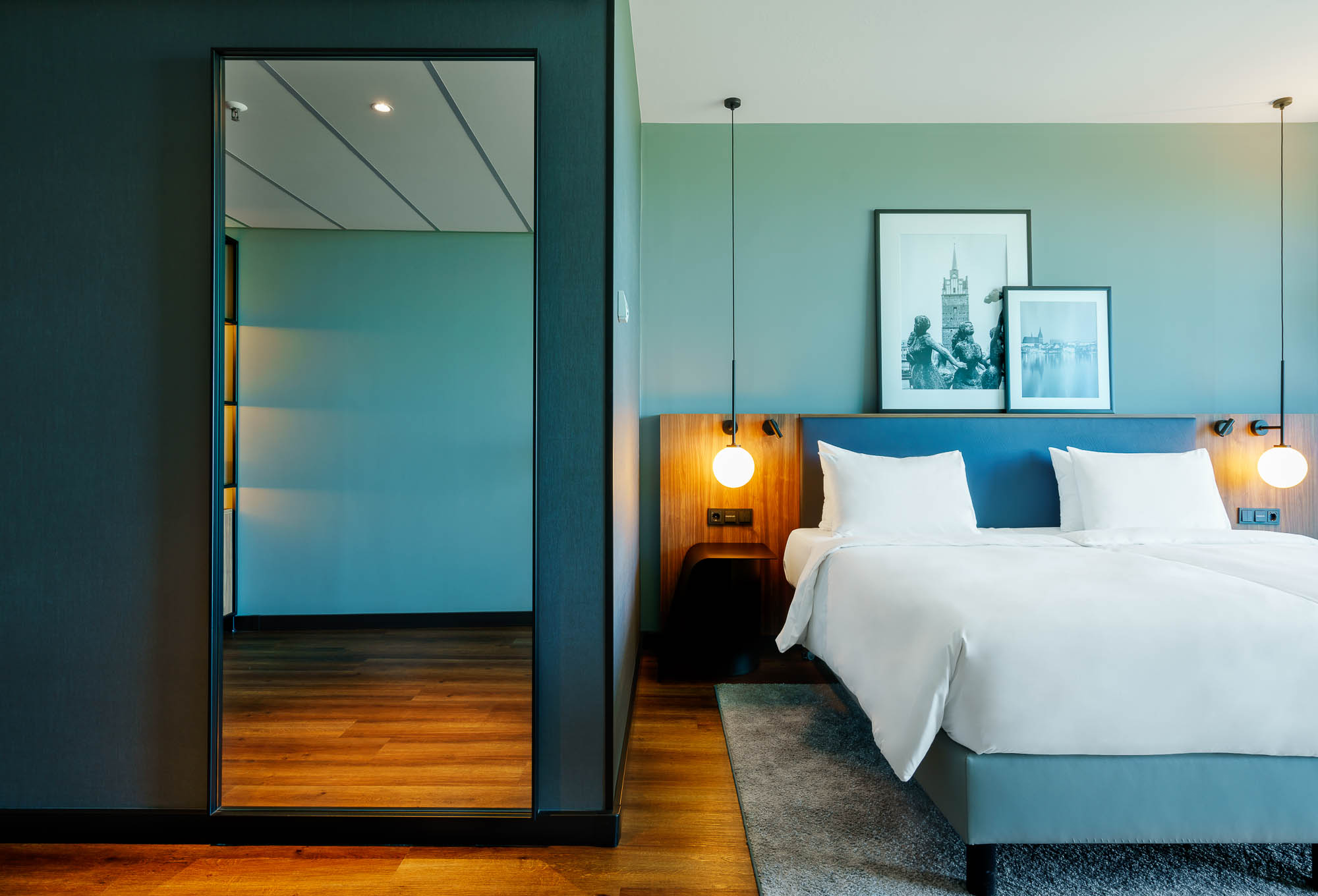 Schlafzimmer mit blauen Akzenten und Holzdetails