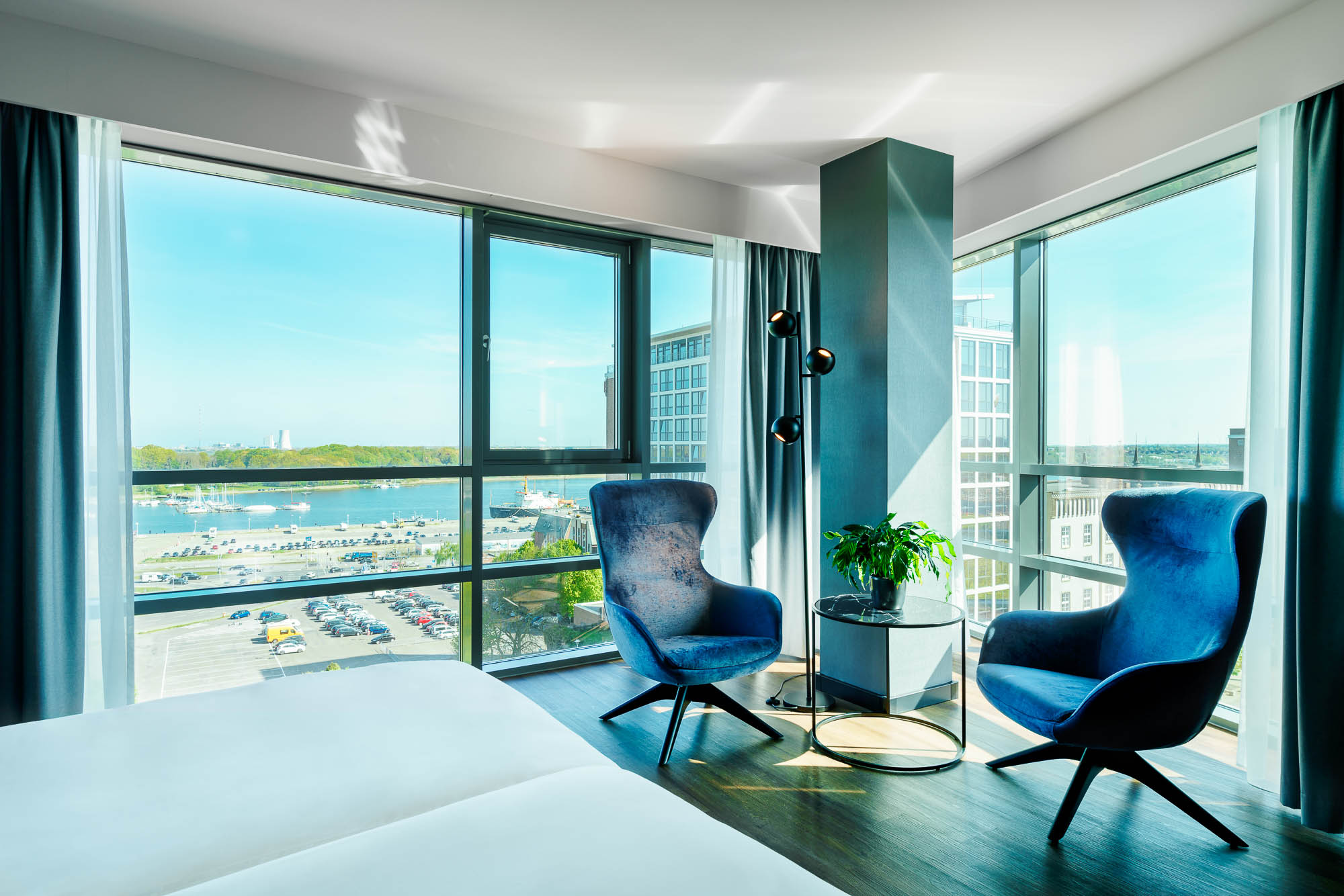 Hotelzimmer mit Meerblick und Sitzbereich