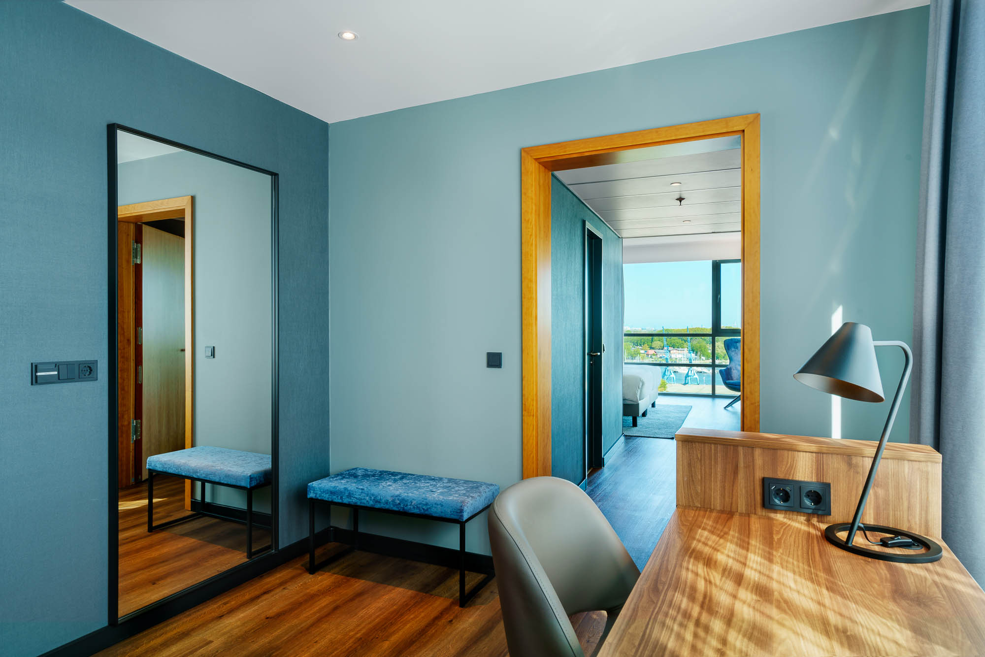 Arbeitsbereich und Flur im Hotelzimmer