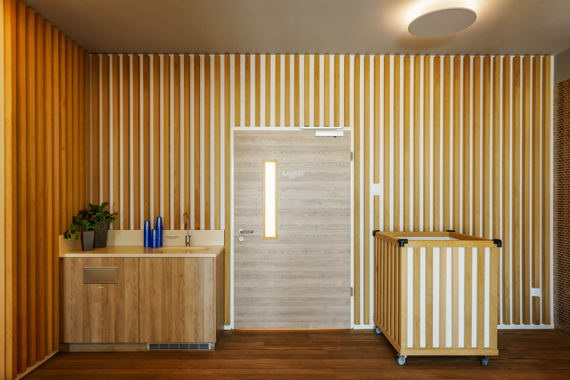 Eingang zur Sauna mit Holzverkleidung