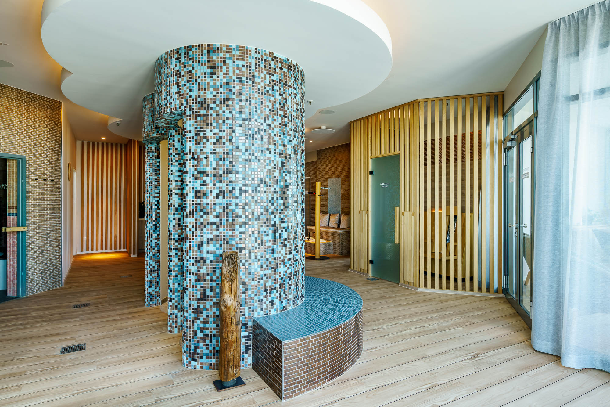 Wellnessbereich mit Mosaiksäulen und Holzdecke