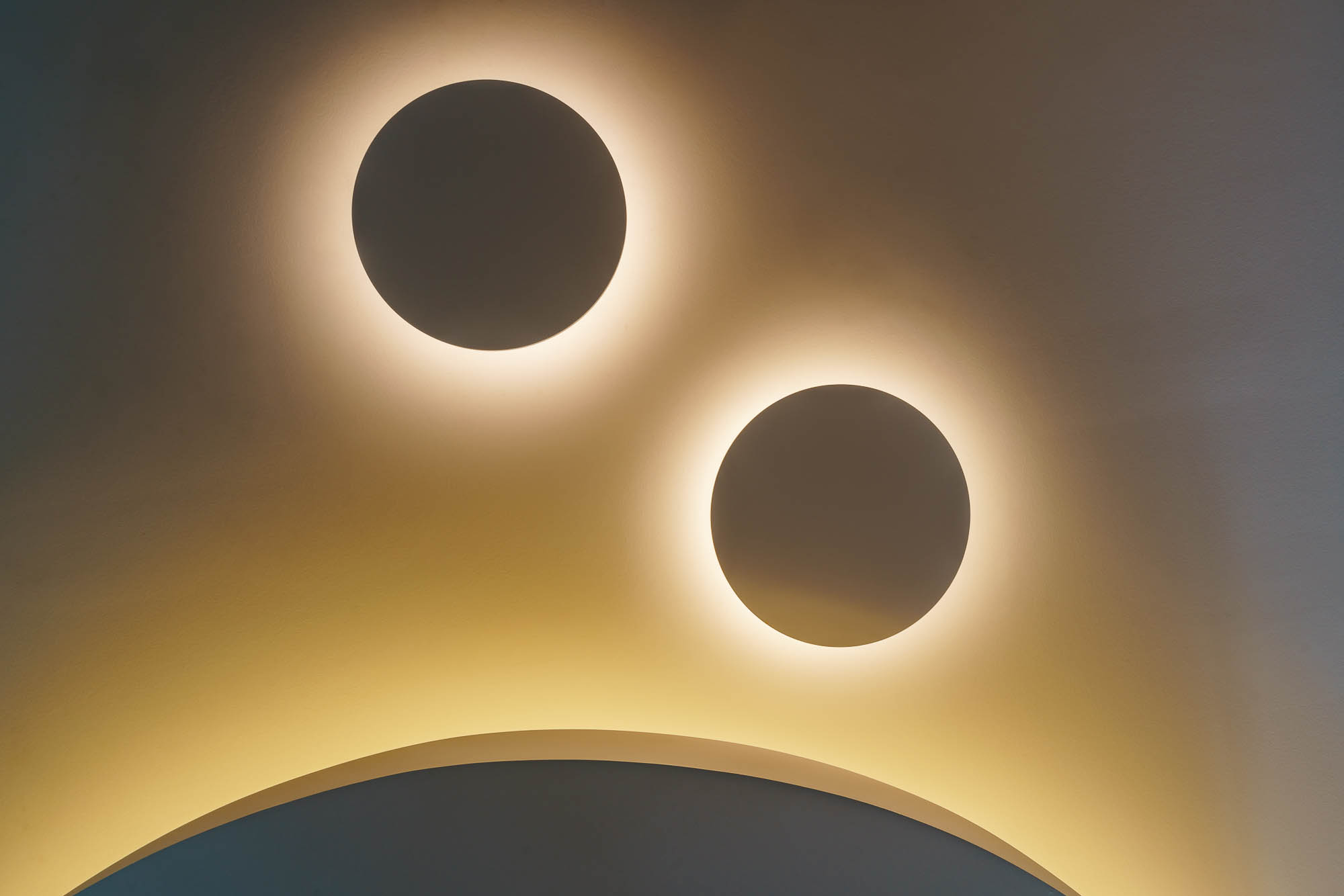Detail der runden Lichtobjekte an Wand