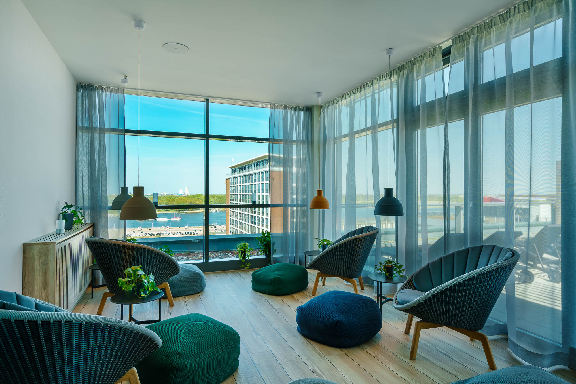 SPA-Lounge mit Meerblick und runden Sitzmöbeln