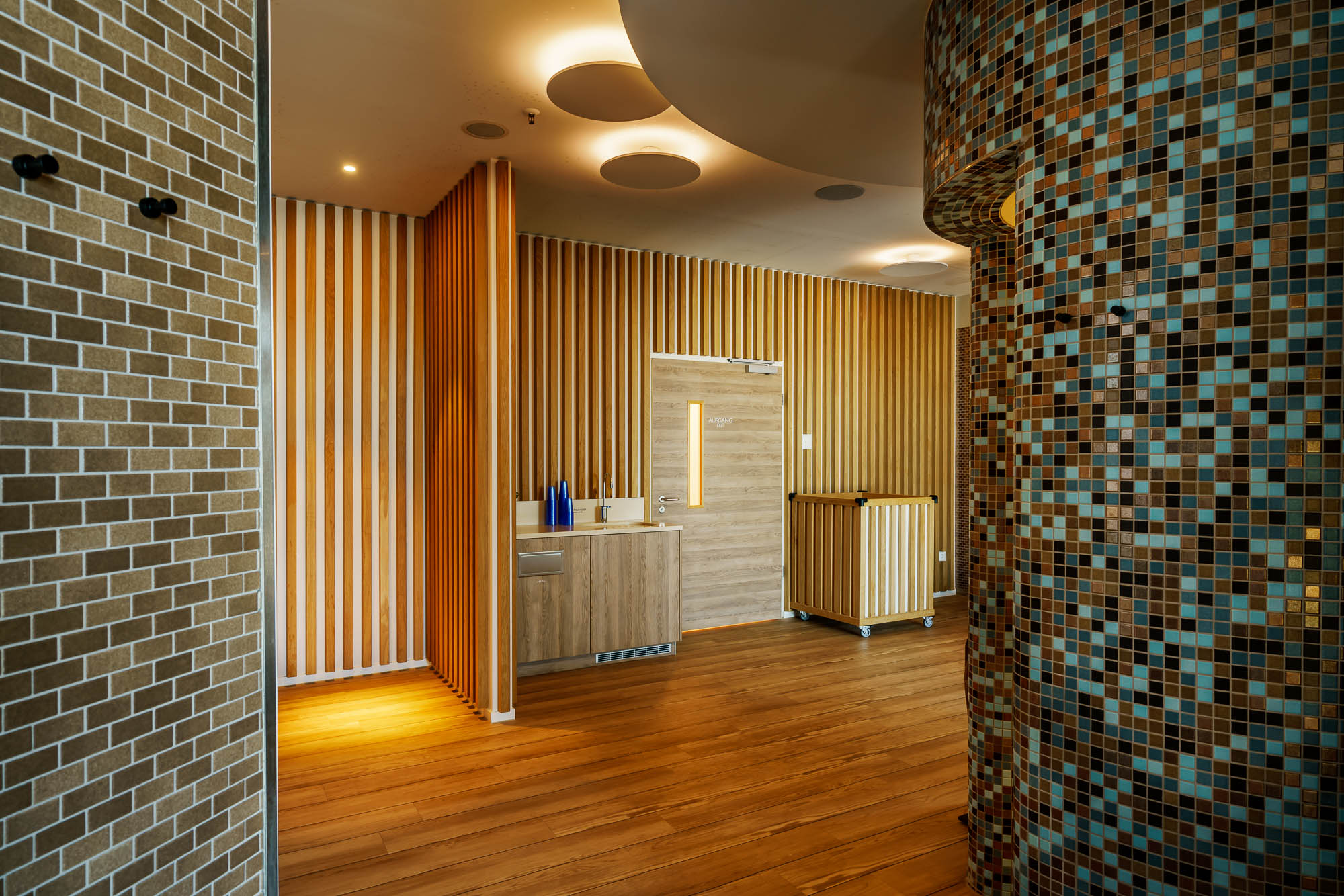 Sauna mit Steinwand und warmer Beleuchtung