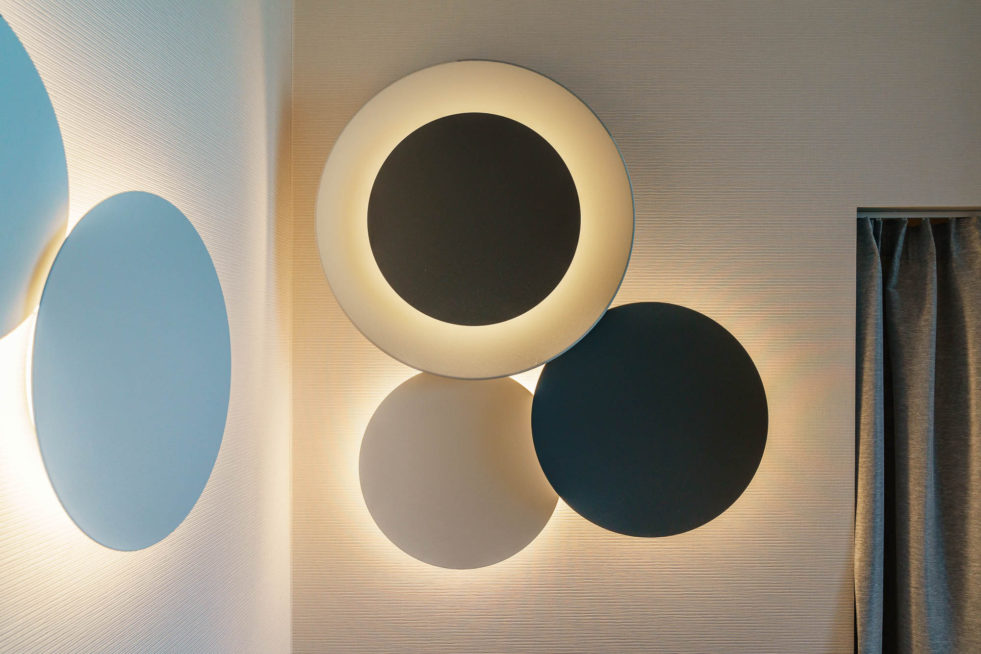 Lichtinstallation mit runden Wandleuchten