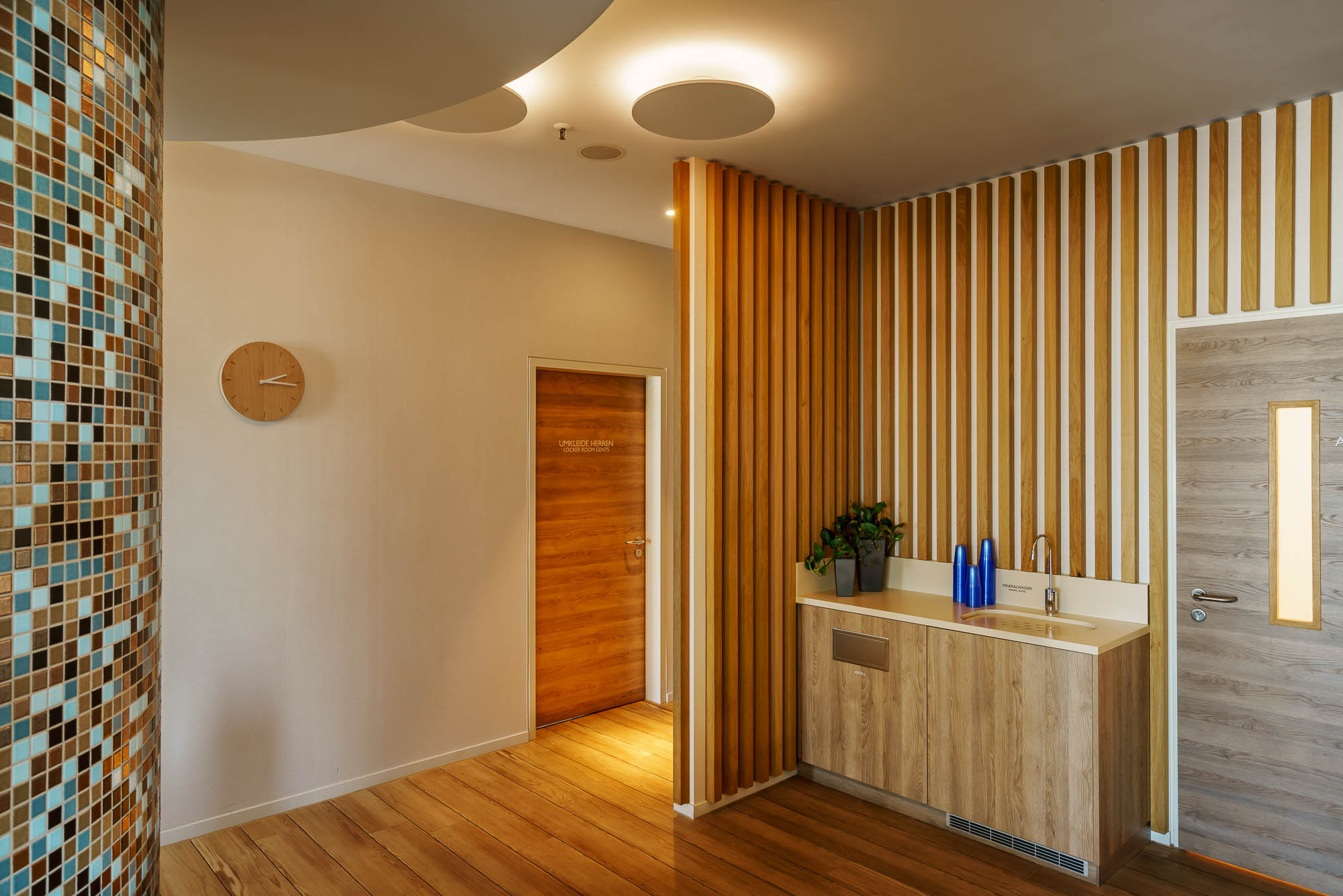 Übergangsbereich mit Mosaikwand im SPA