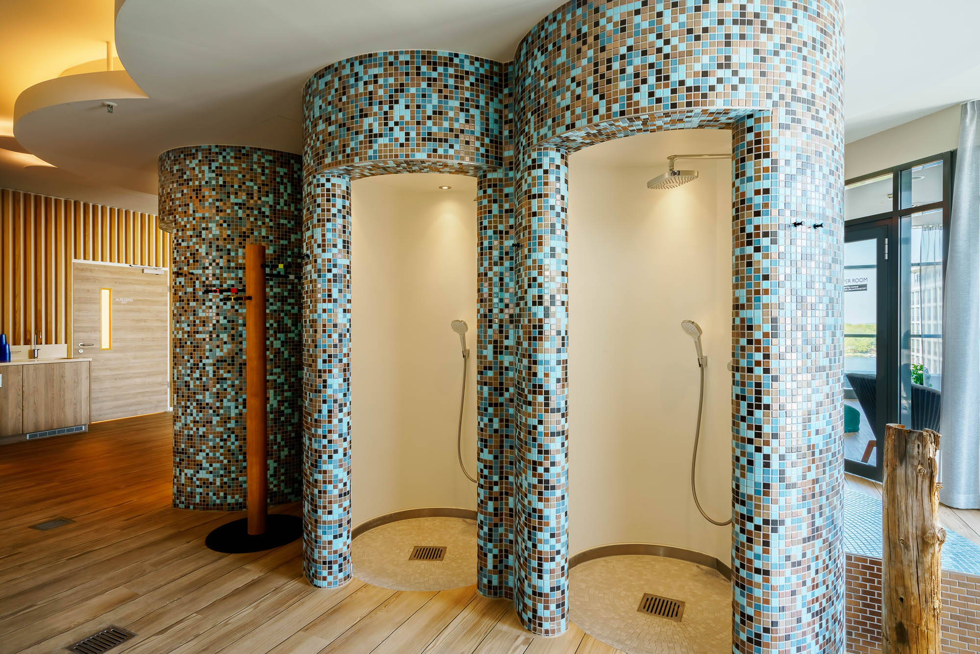 SPA mit Mosaiksäulen und Holzdetails