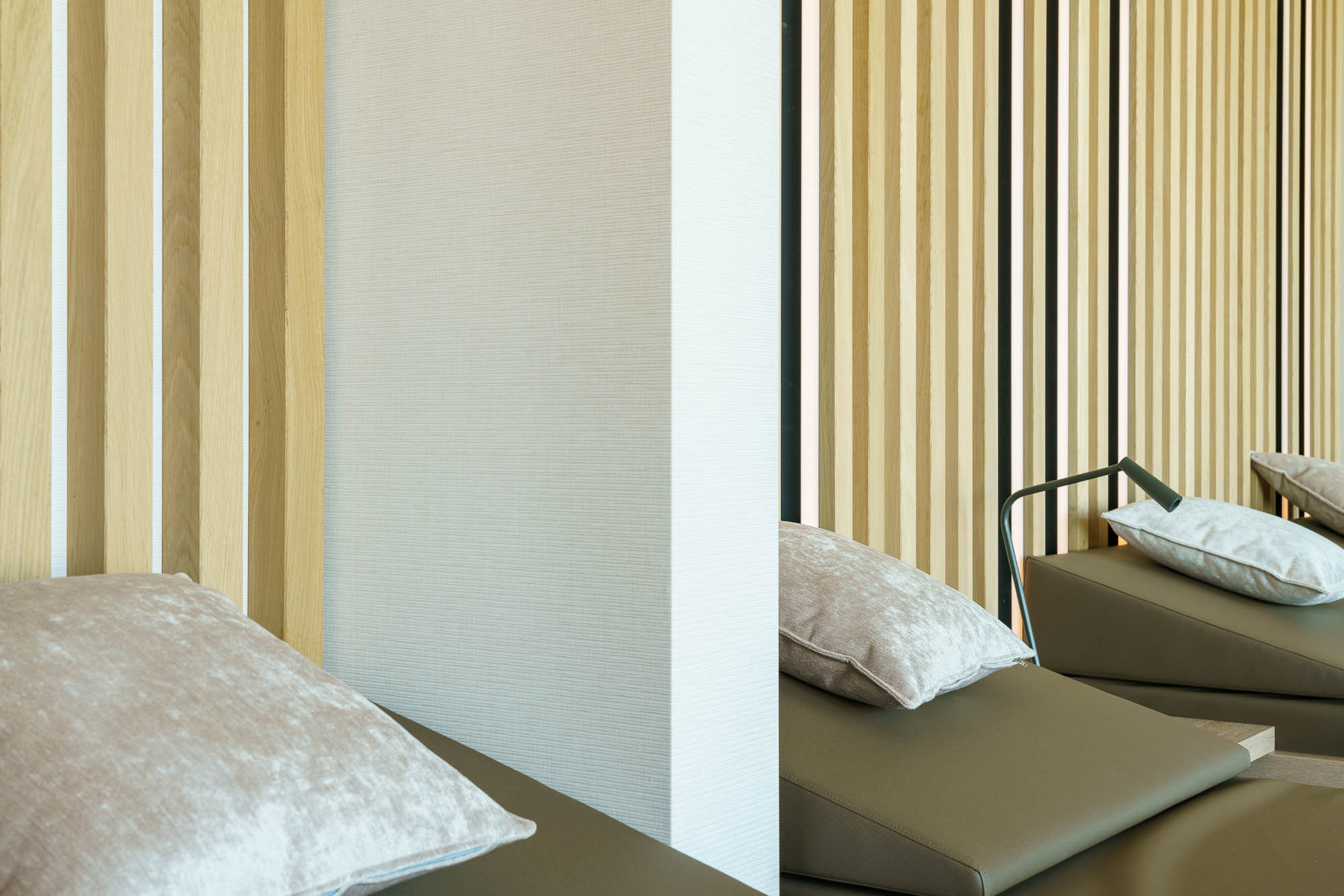 Ruheliege mit Holzlamellenwand im SPA