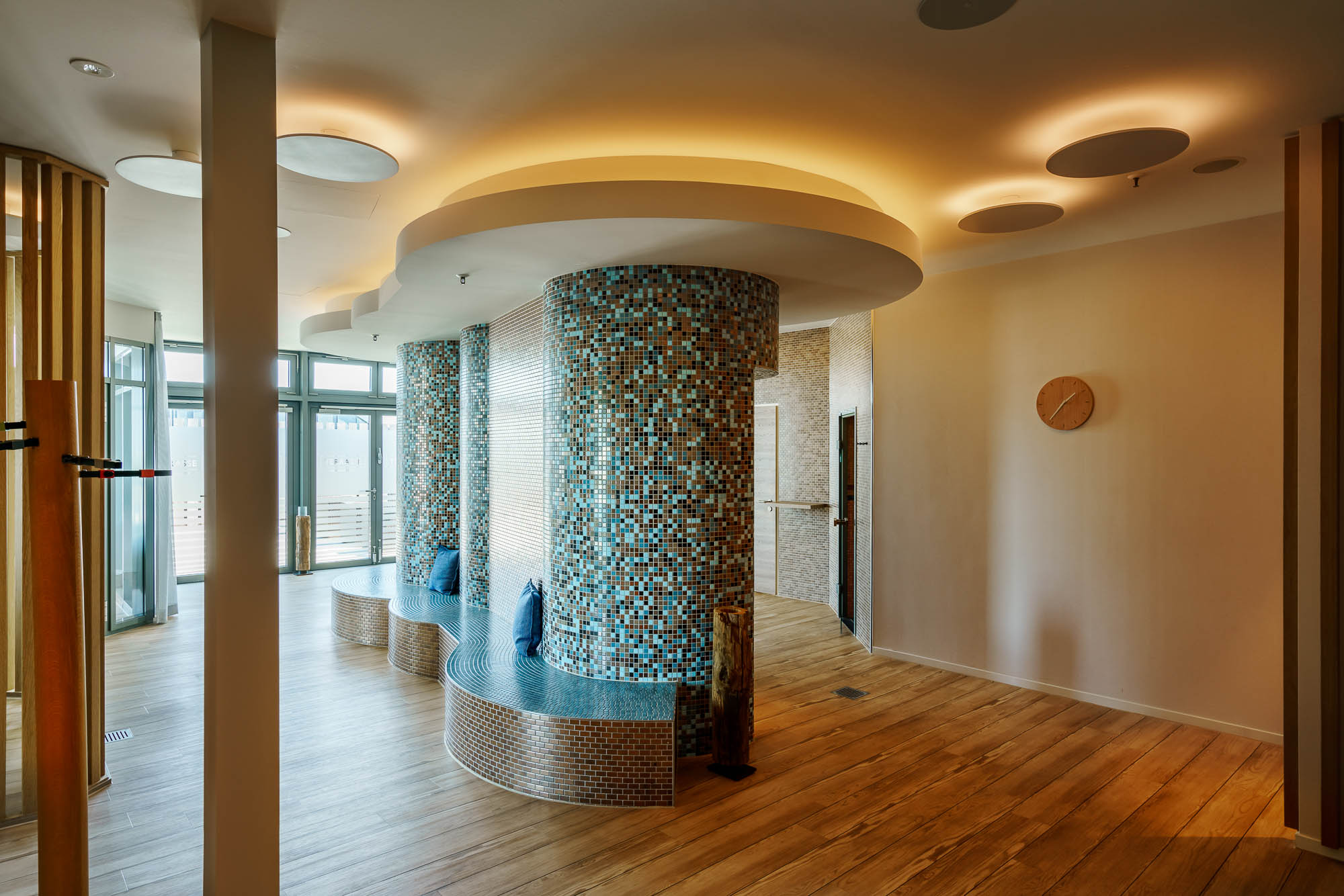 SPA-Lounge mit Rundsäulen und Holzdetails