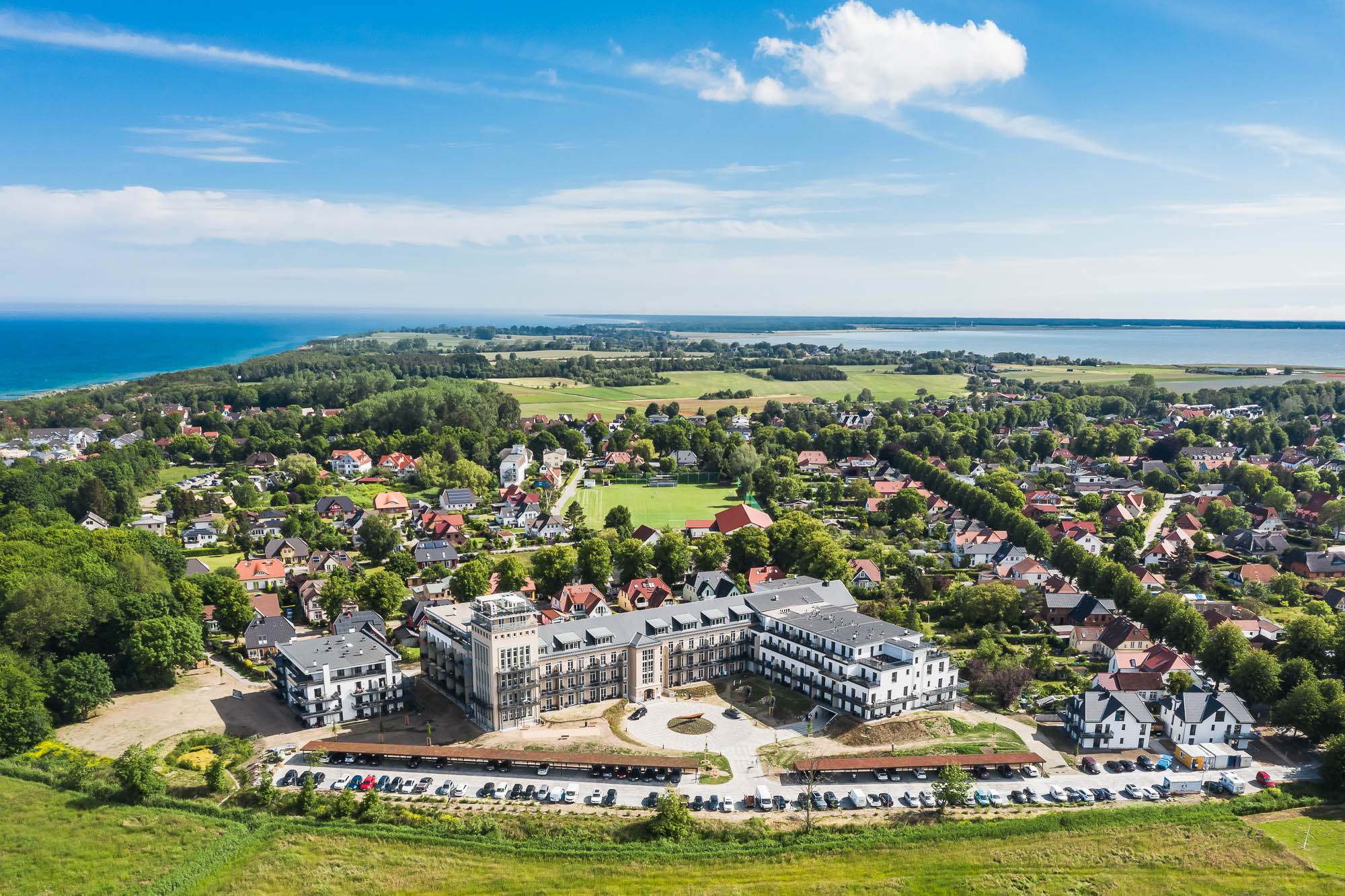 Weitwinkel-Luftaufnahme der sanierten Alten Seefahrtschule mit Meerblick