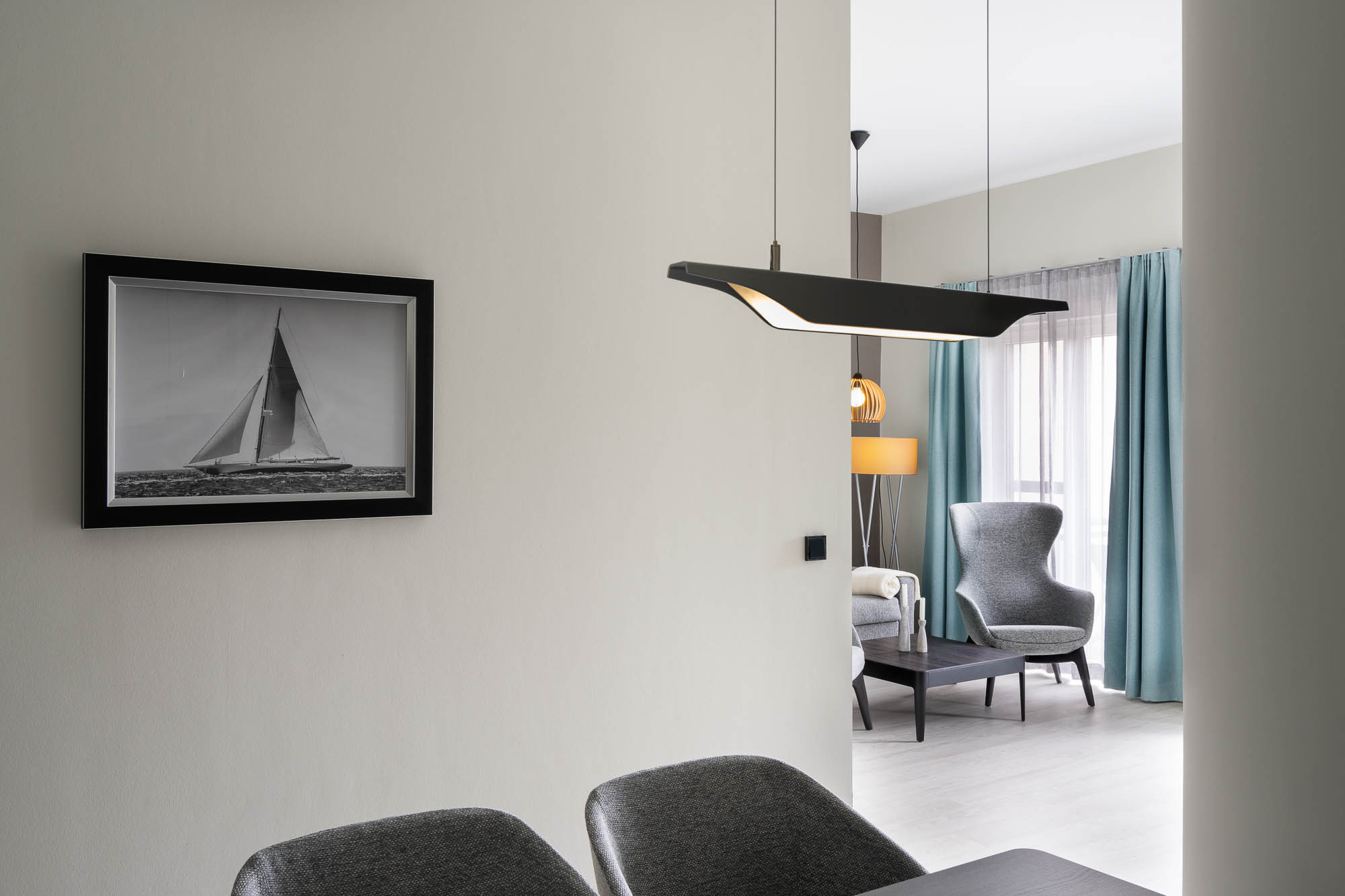 Essbereich mit moderner Hängeleuchte und Blick zum Wohnzimmer