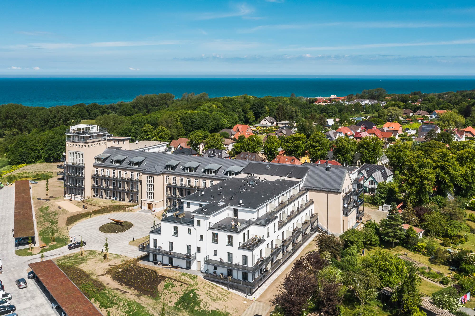 Luftaufnahme der historischen Seefahrtschule Wustrow in grüner Landschaft