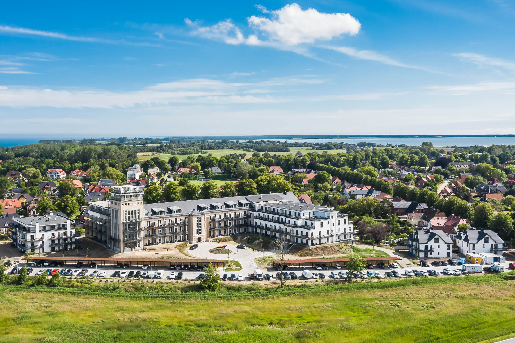 Luftansicht des Gebäudekomplexes „Zwei Wasser“ nahe der Ostseeküste