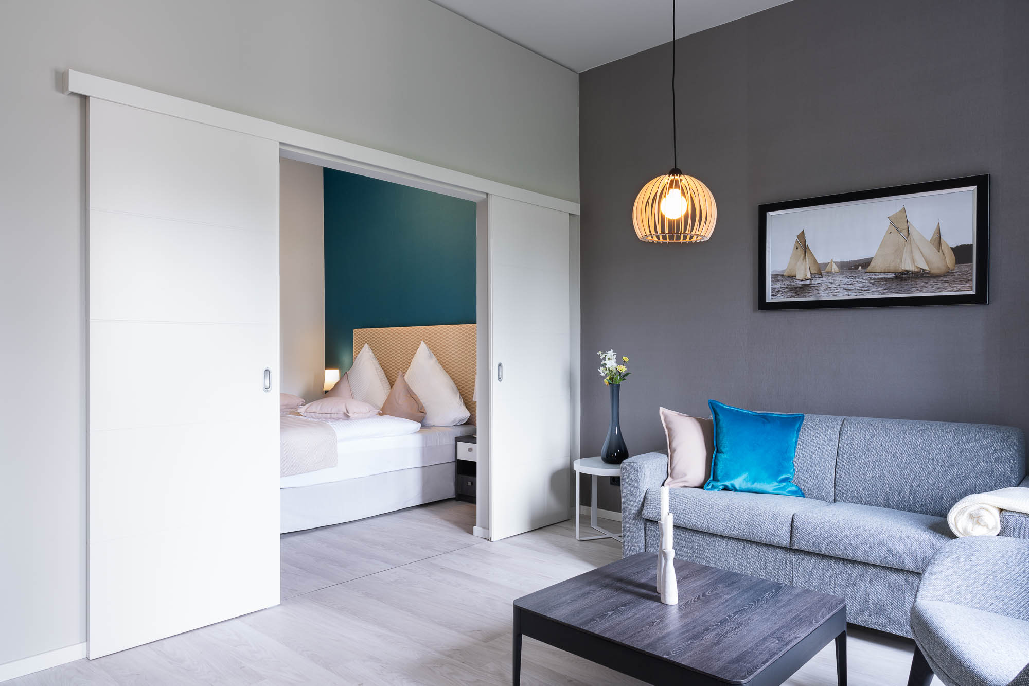 Helles Apartment mit Wohn- und Schlafbereich im modernen Küstendesign