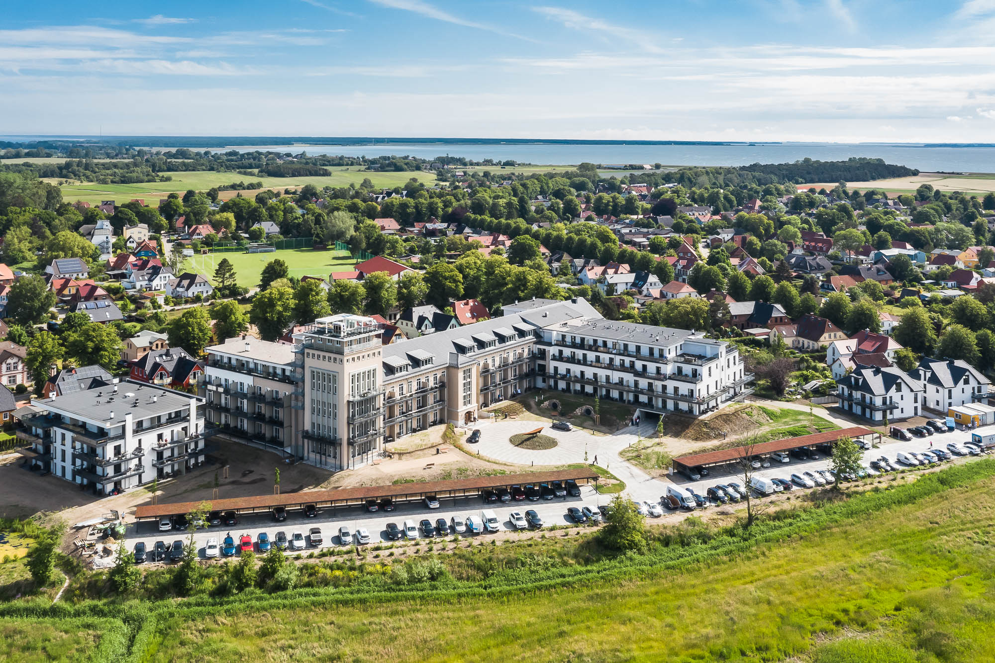 Panoramablick auf die Ferienanlage Zwei Wasser zwischen Bodden und Ostsee