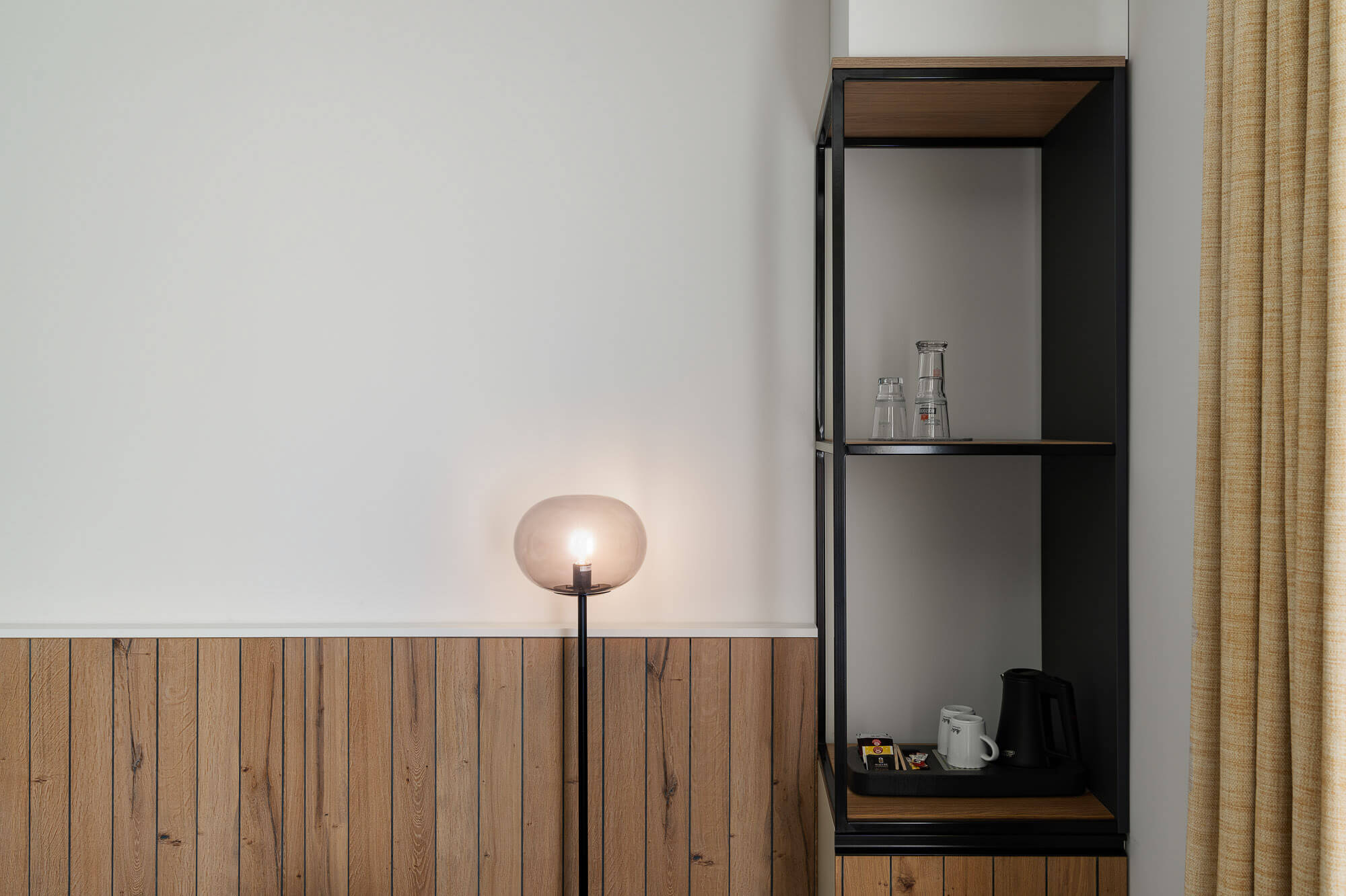 Wandlampe über Nachttisch im Hotelzimmer