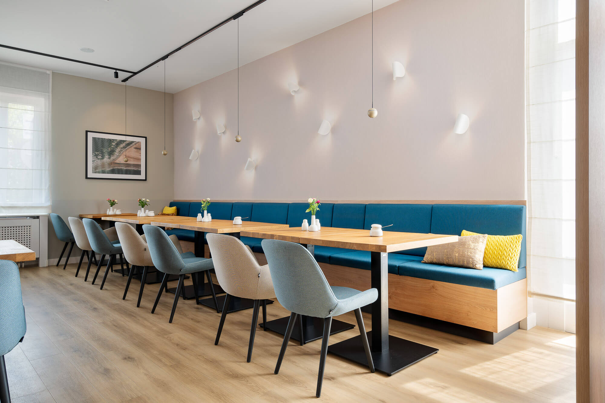 Modernes Restaurant mit Panoramafenstern