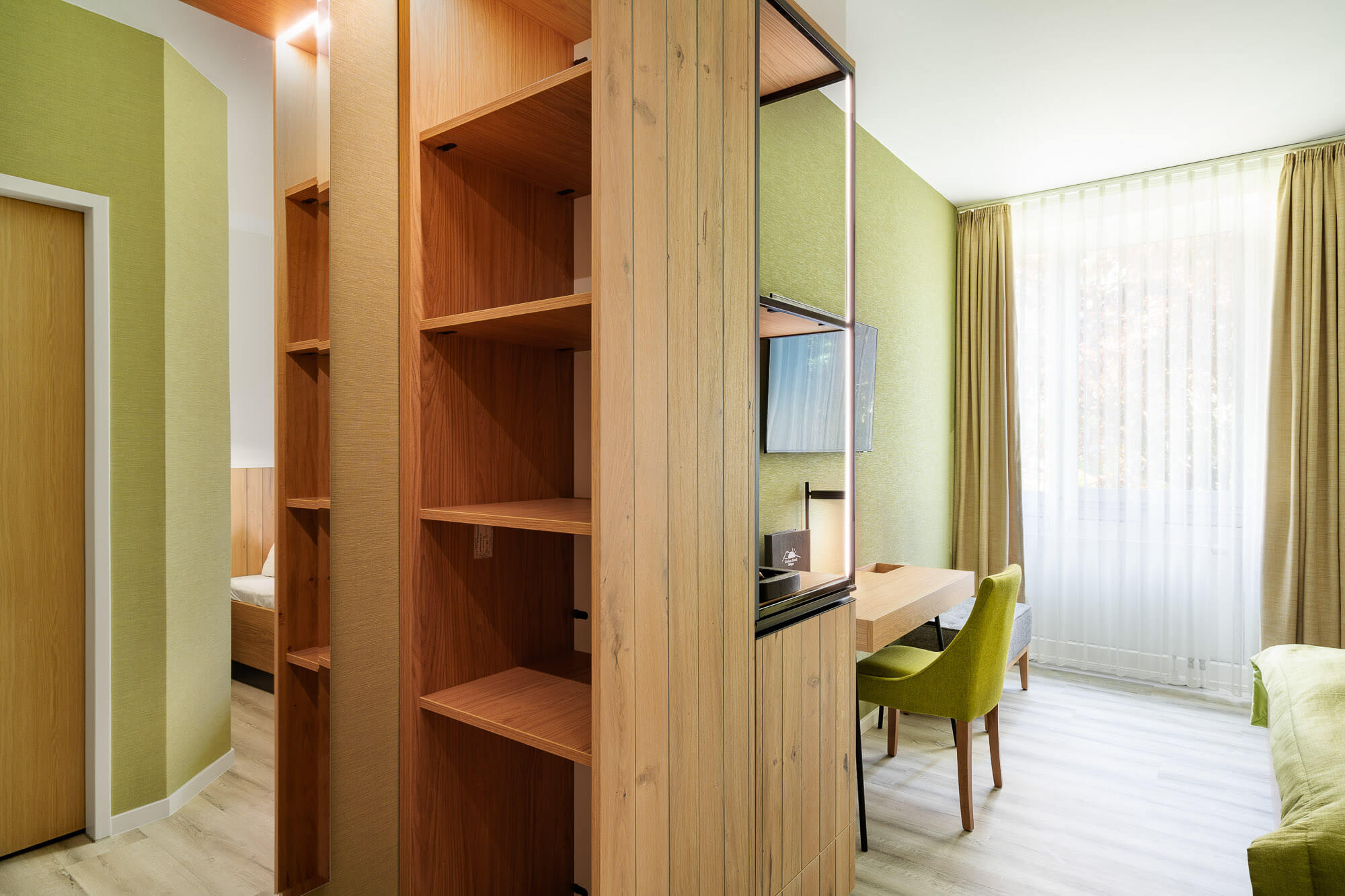 Eingangsbereich eines modernen Hotelzimmers