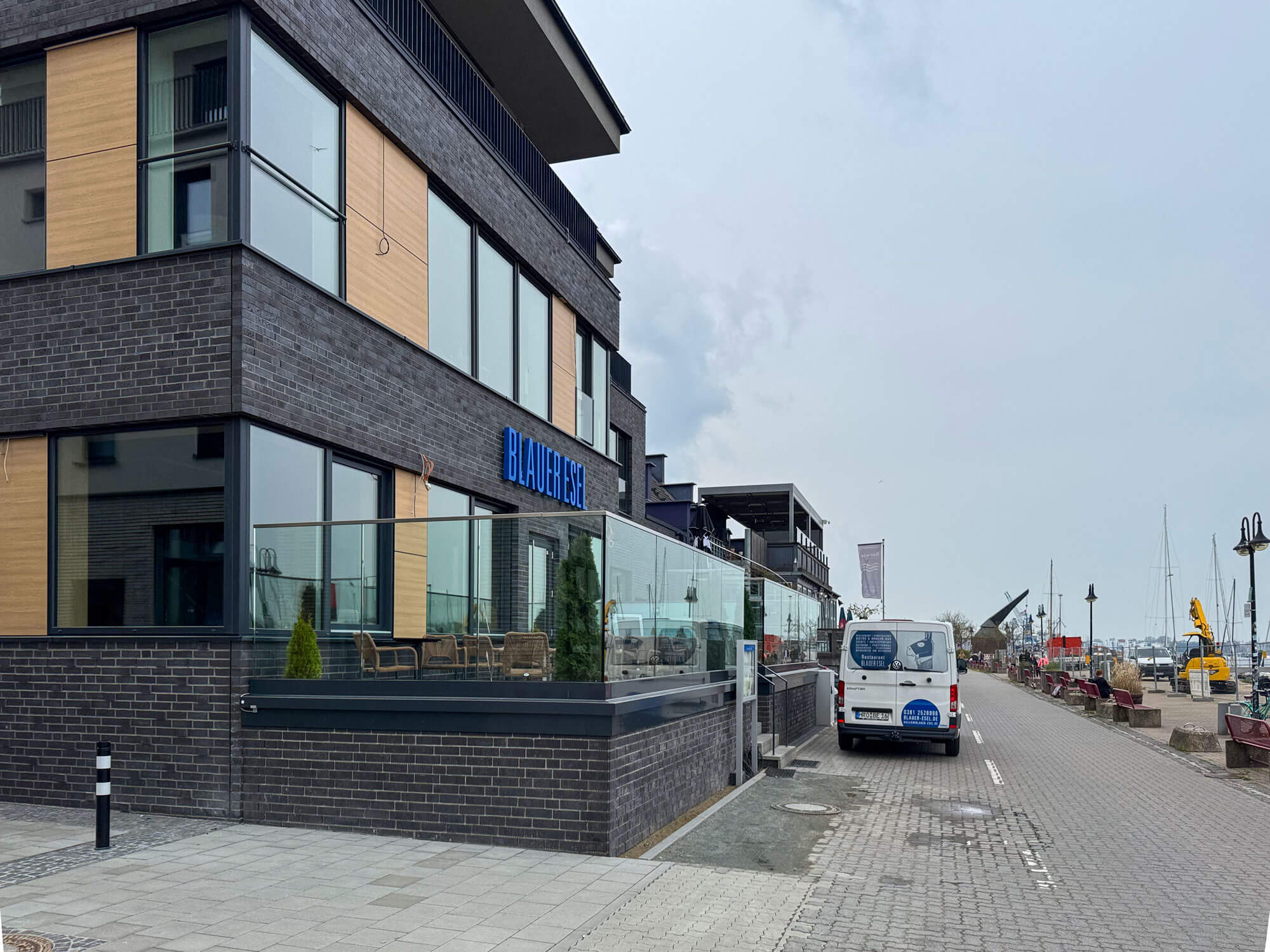 Straßenseite eines modernen Bürogebäudes mit Glasfassade