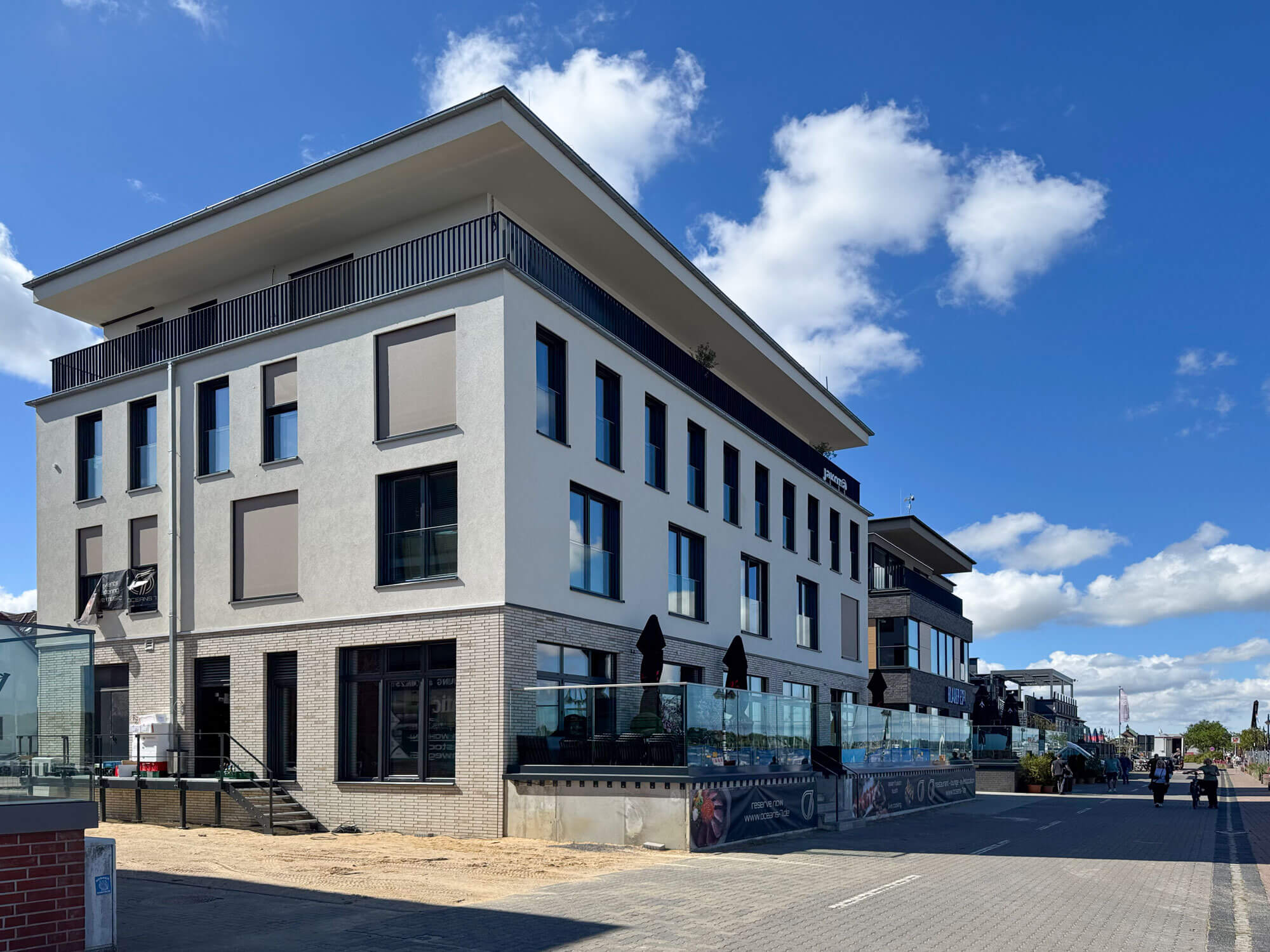 Modernes Büro- und Wohngebäude mit Flachdach