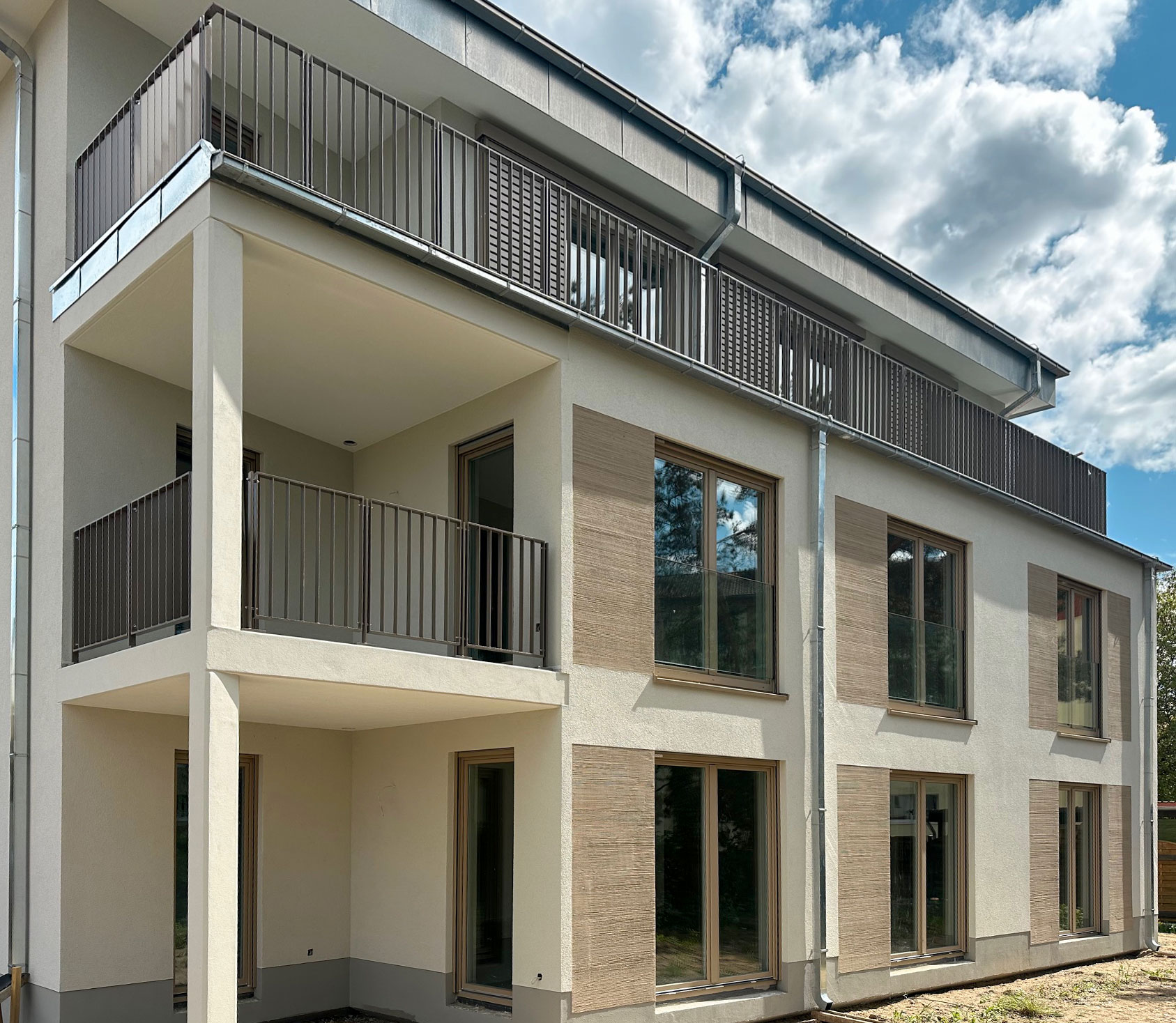Moderne Wohnanlage mit Loggien und Putzfassade