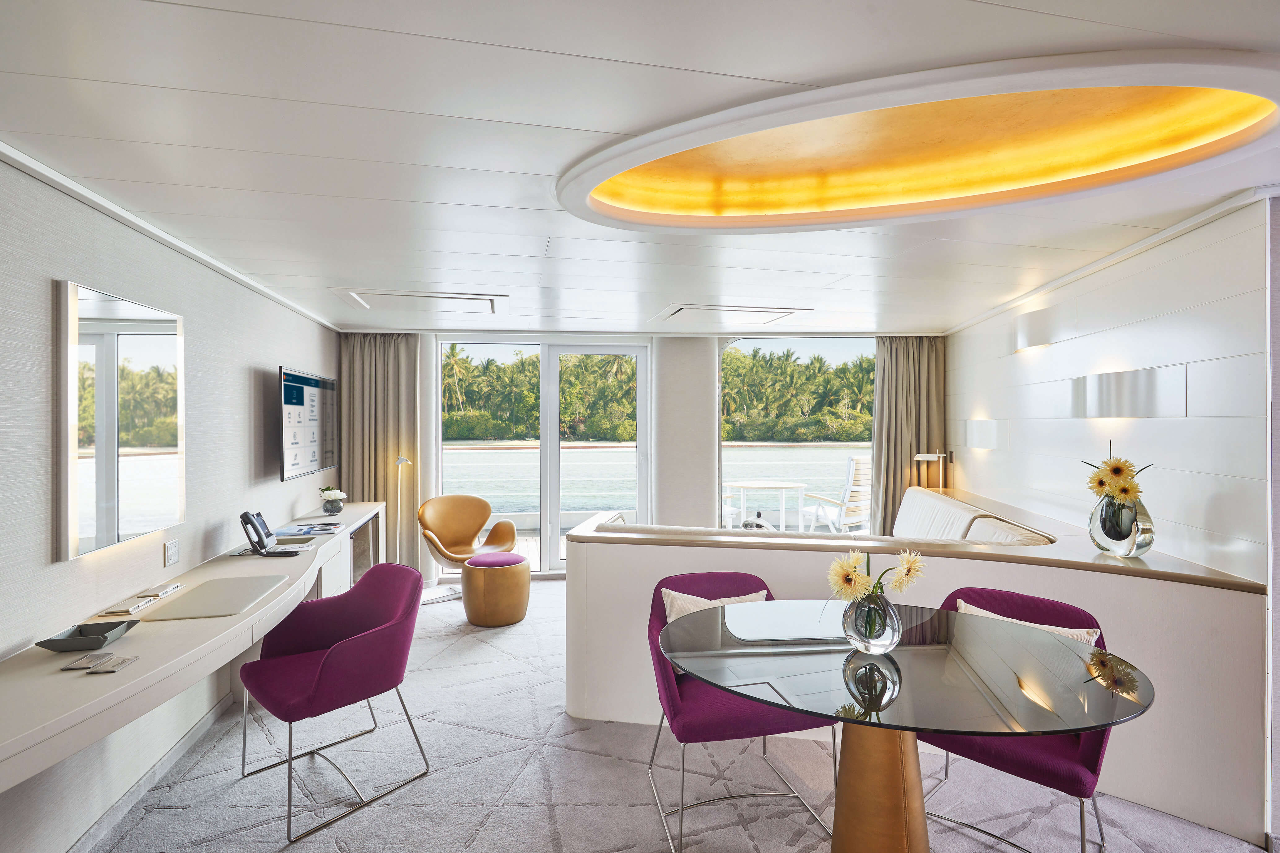 Helle Lounge mit Runddecke und Panoramafenstern