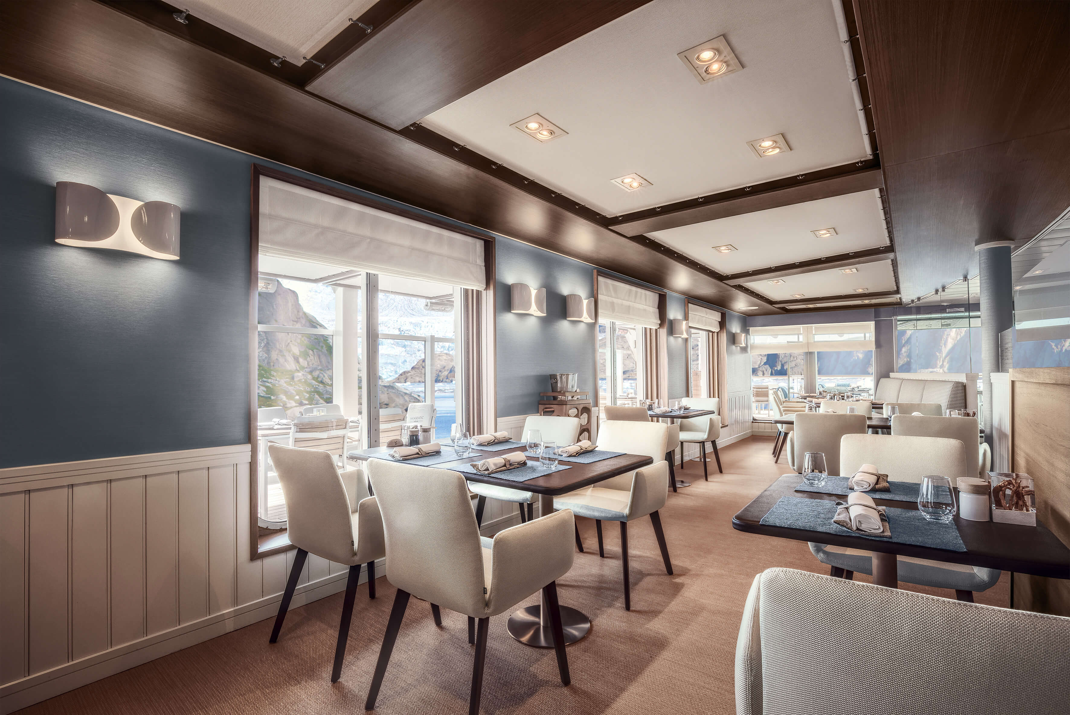 Elegantes Schiffsrestaurant mit großen Fenstern