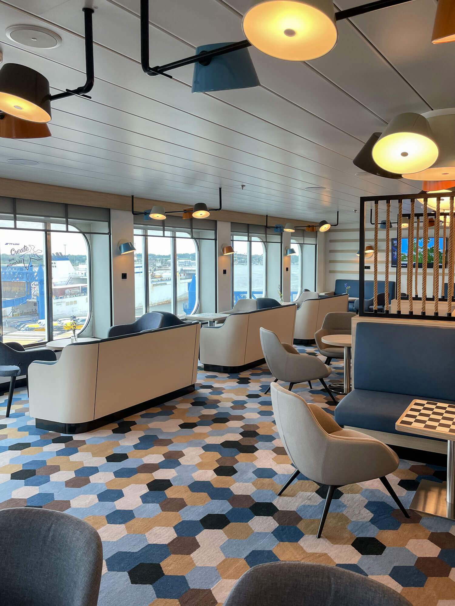 Loungebereich mit Sitzgruppen und Teppichmuster